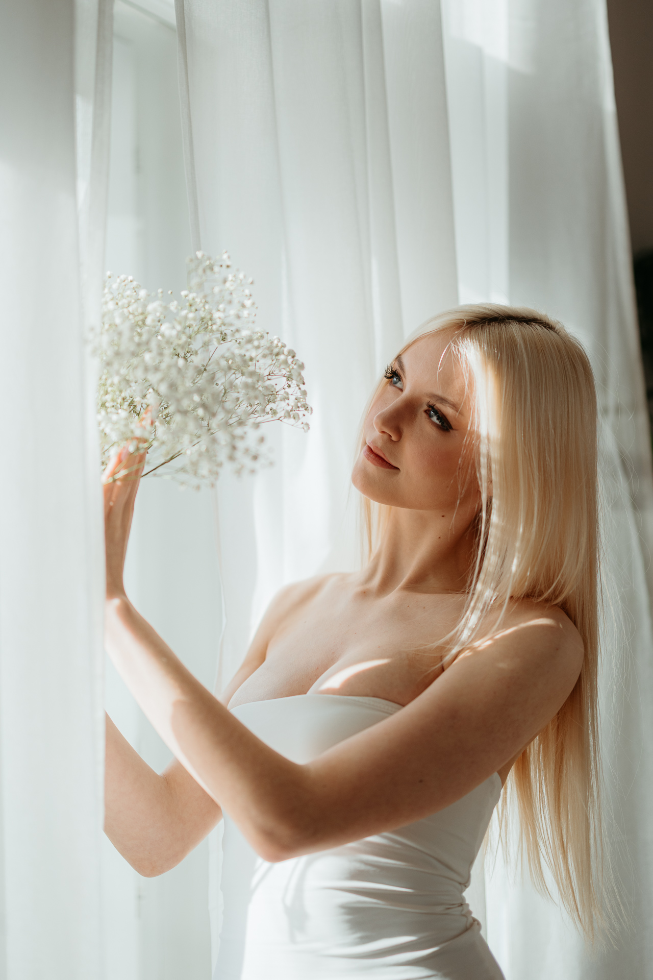 portret kobiety z bukietem gipsówki, Atelier Basztowa