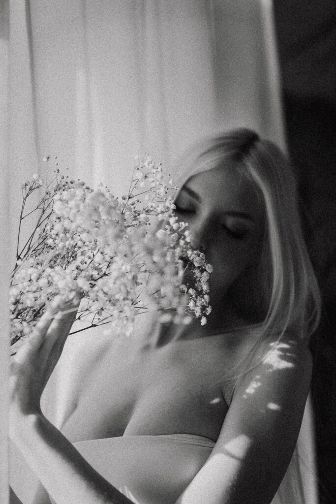 kobieta z kwiatami czarno-biały, rozmazany portret, Atelier Basztowa