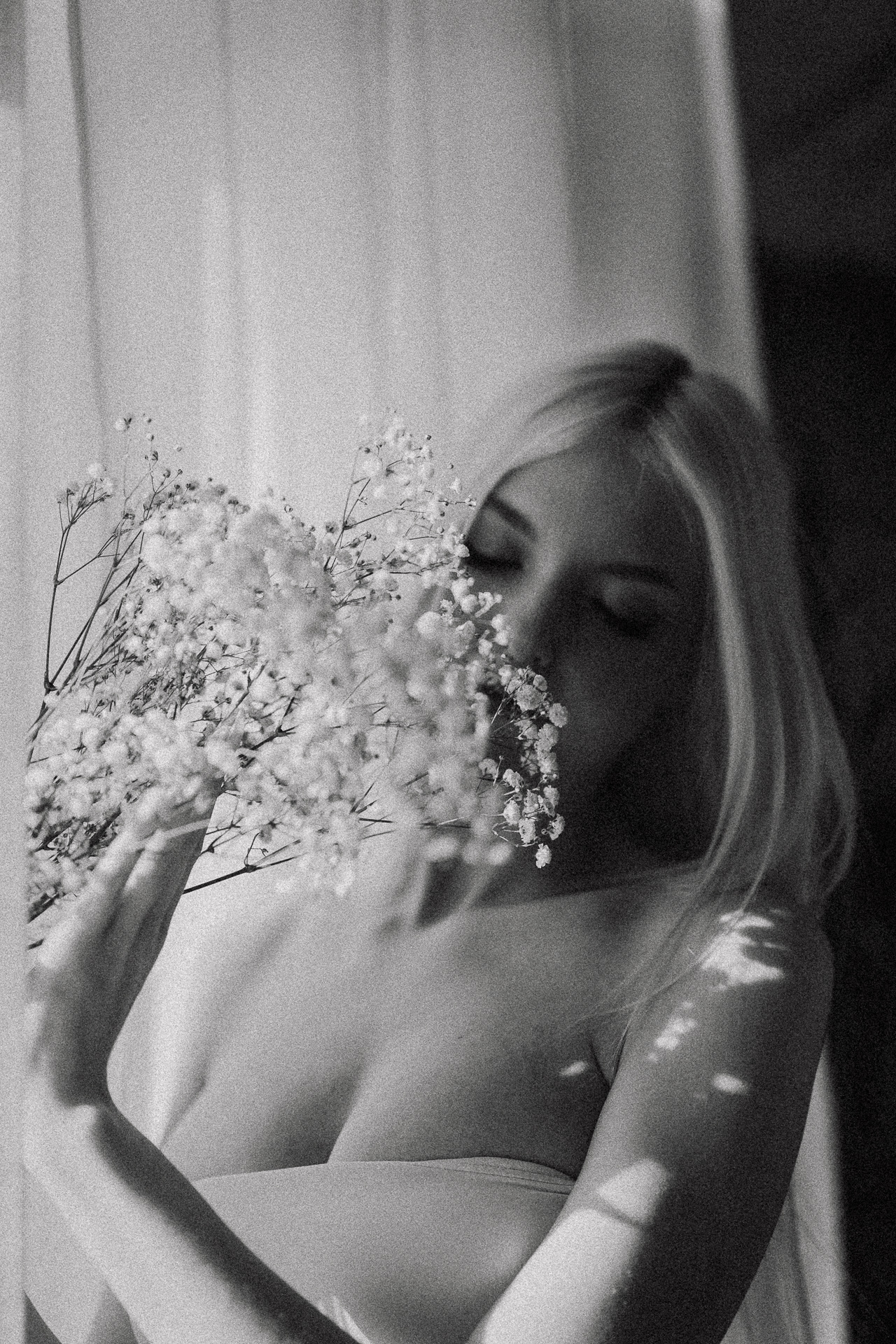 kobieta z kwiatami czarno-biały, rozmazany portret, Atelier Basztowa