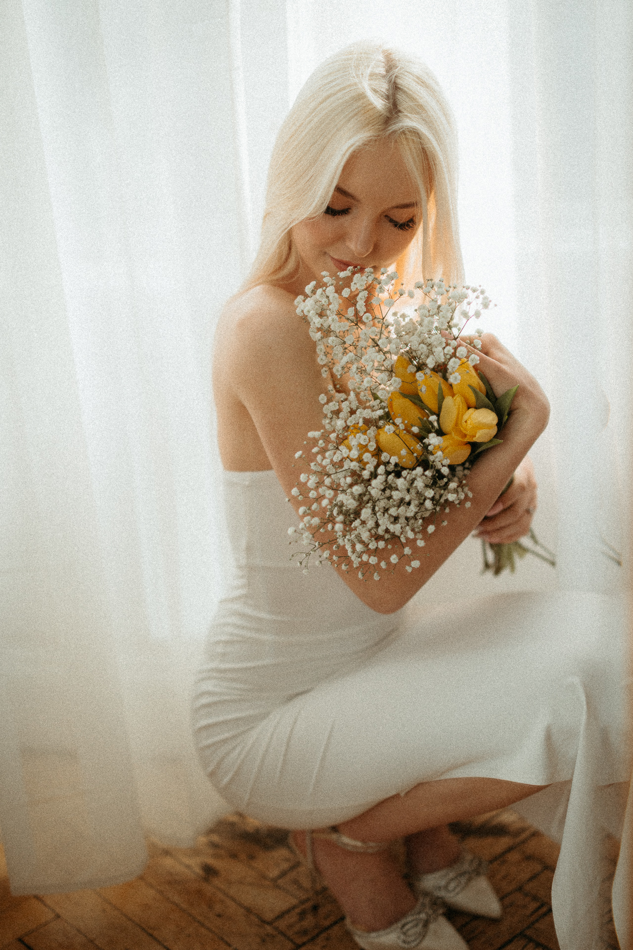 Kreatywne ujęcie kobiety kucającej przy oknie, Atelier Basztowa