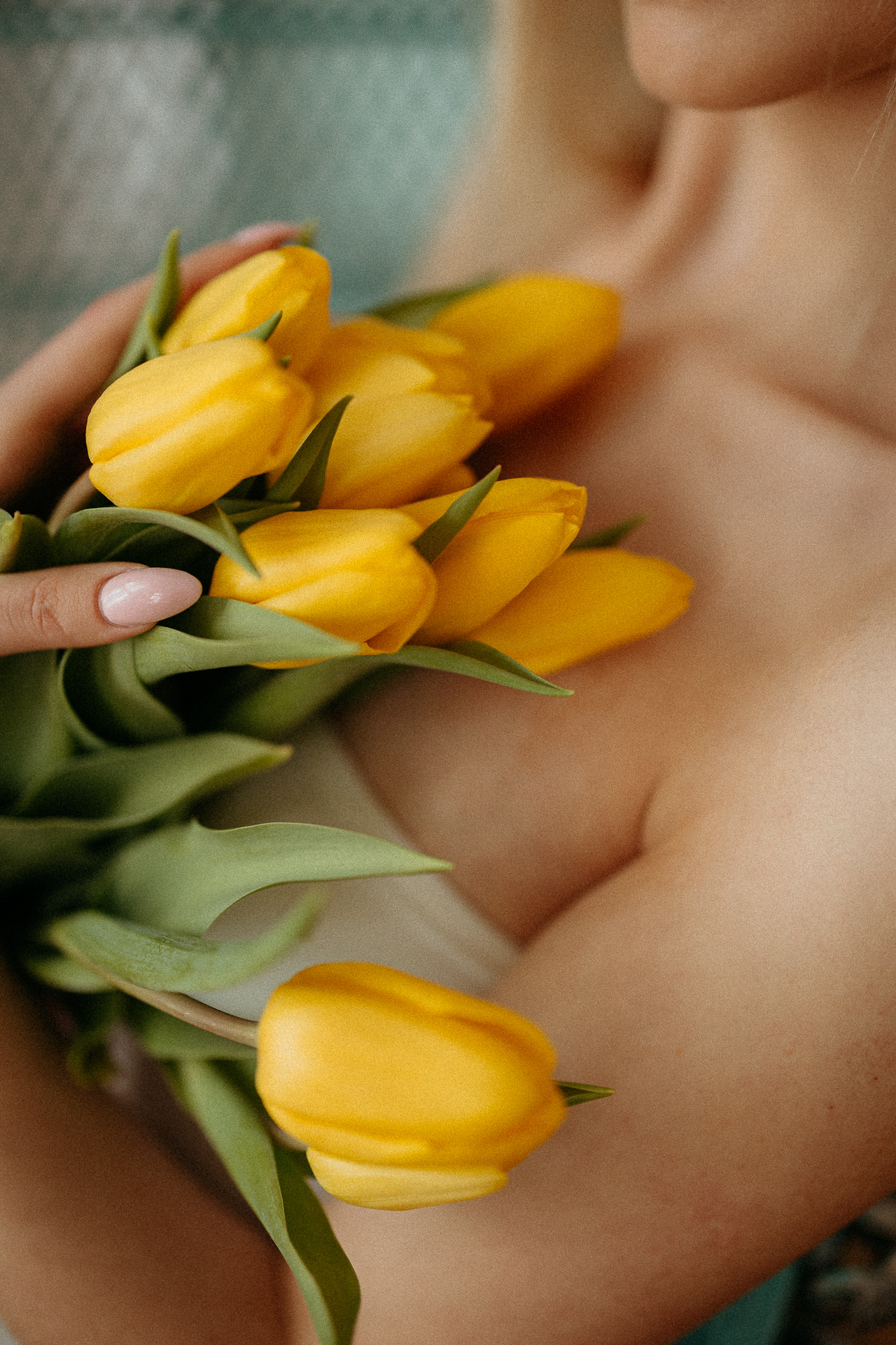 kobieta trzyma tulipany na dekolcie, Atelier Basztowa