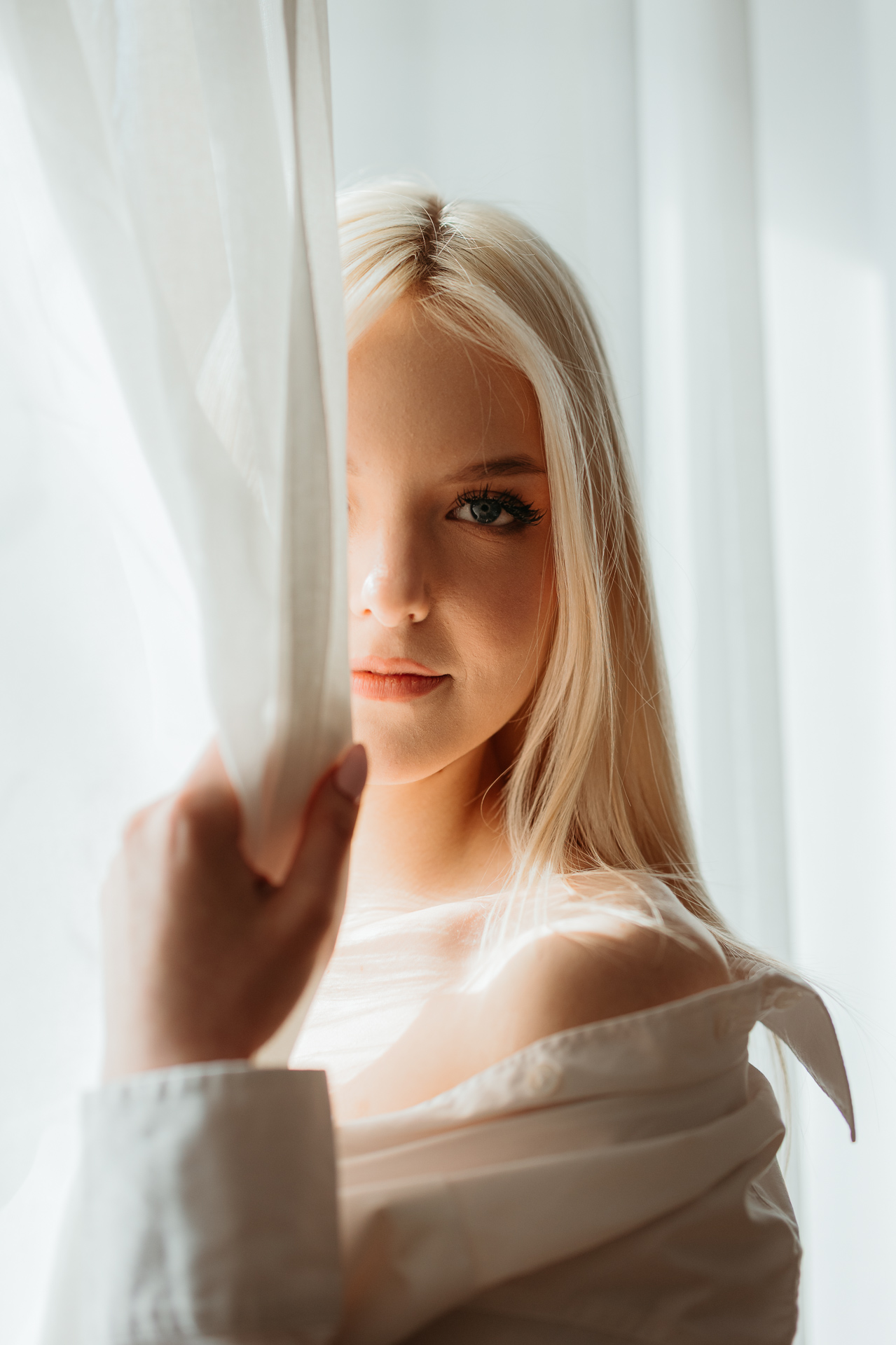 Modelka pozująca przy oknie krakowskiego studia przy Basztowej