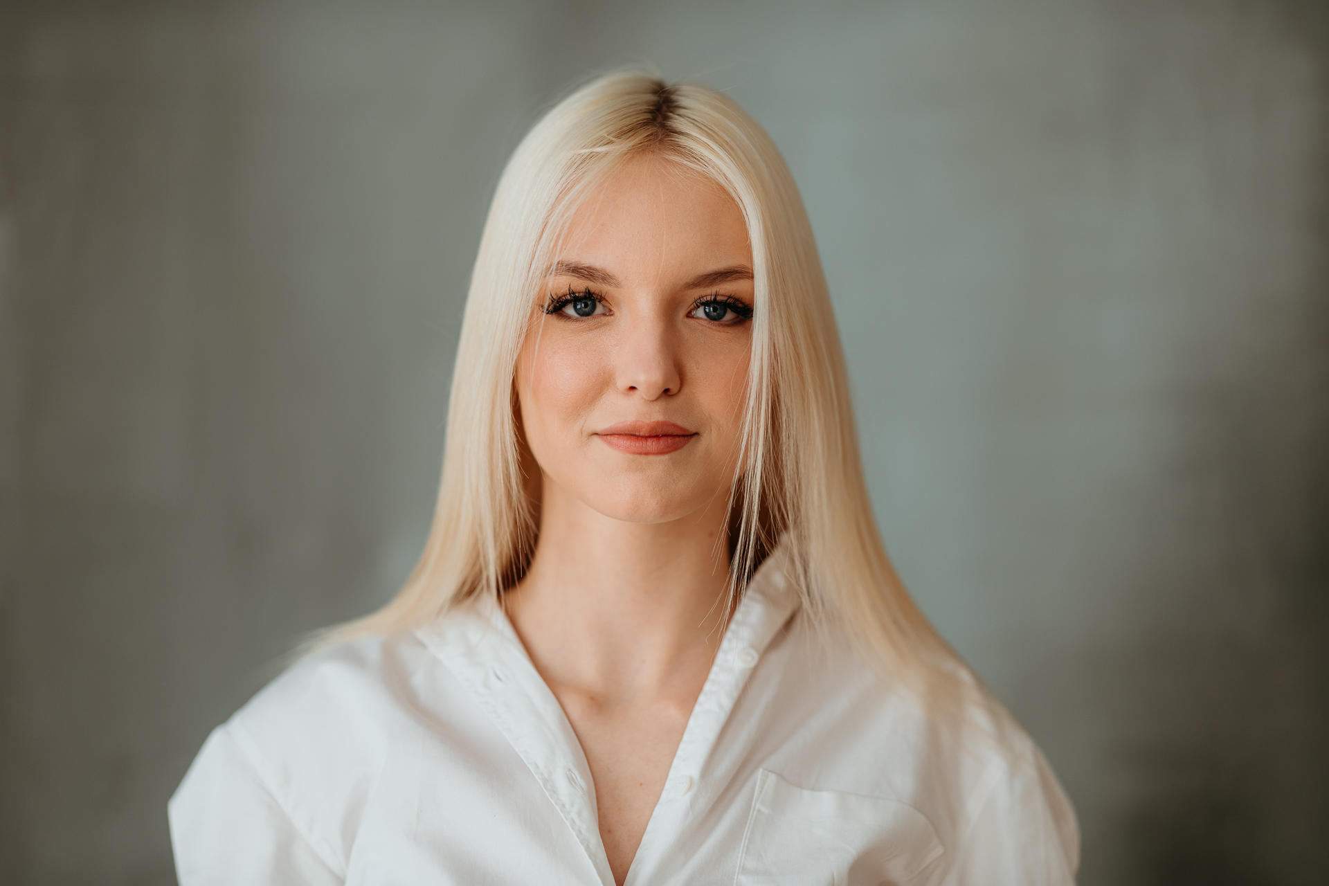 Modelka pozująca w białej koszuli w krakowskim studio przy basztowej