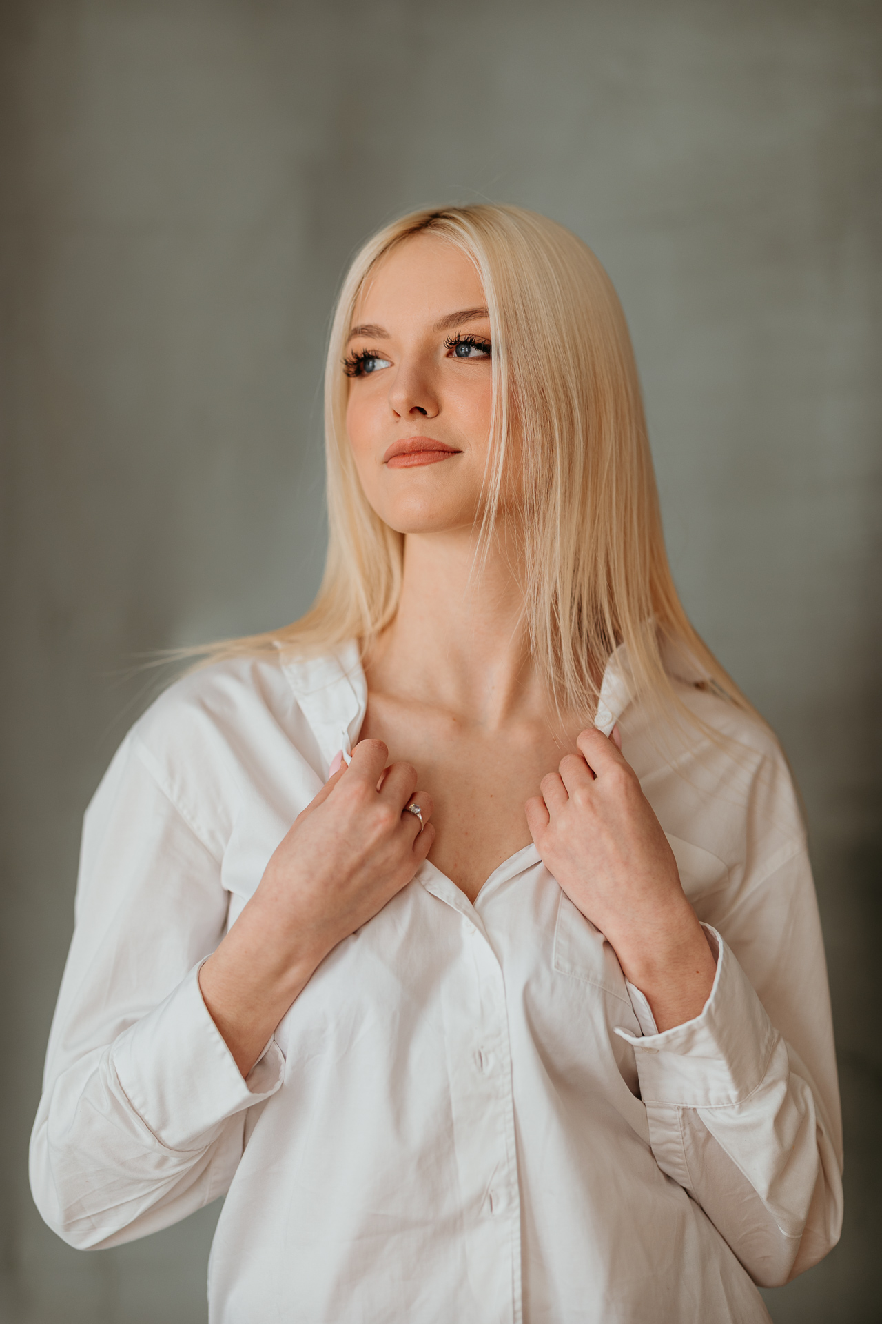 Modelka pozująca w białej koszuli w krakowskim studio przy basztowej