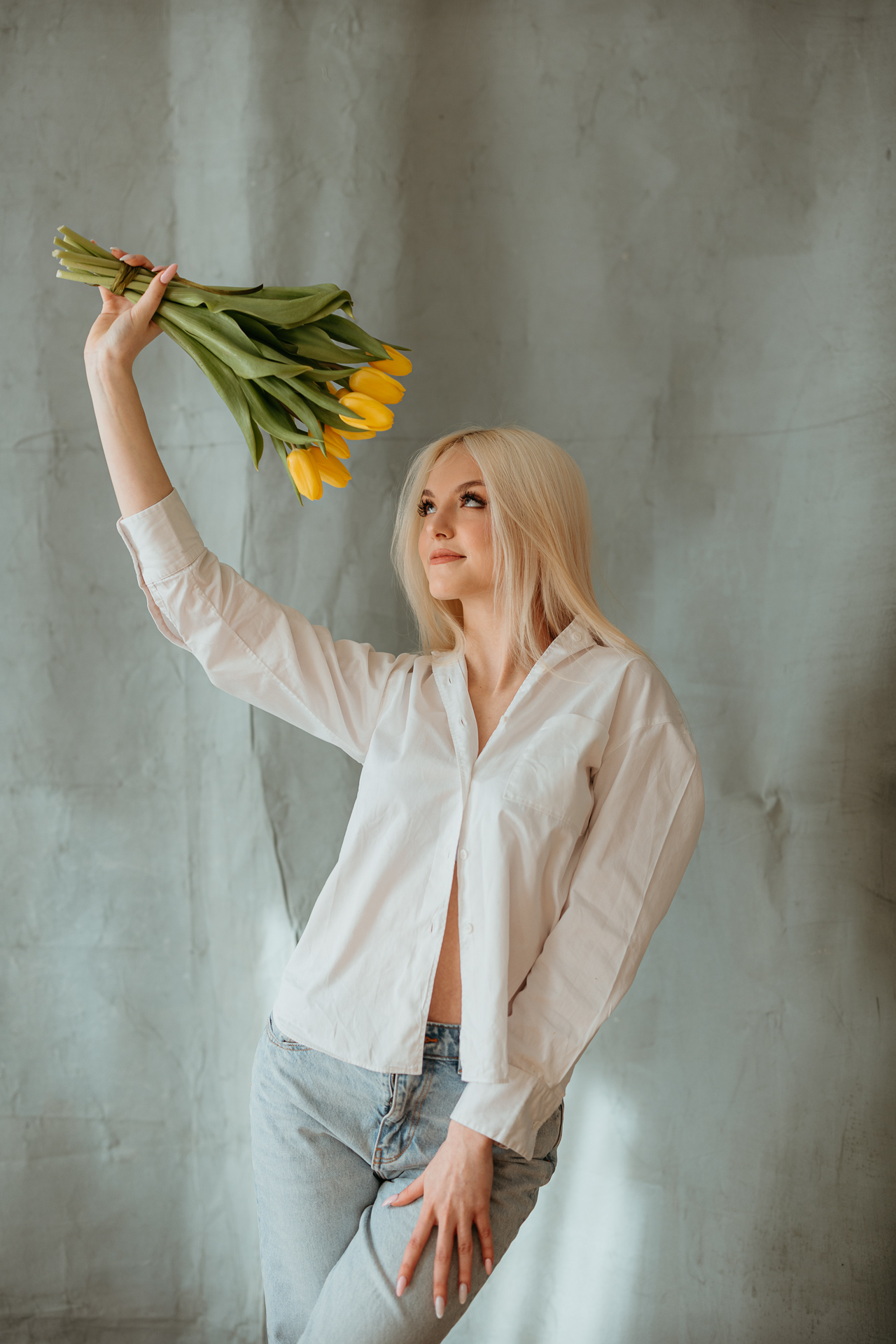 kobieta trzymająca z tulipany nad głową w krakowskim studio