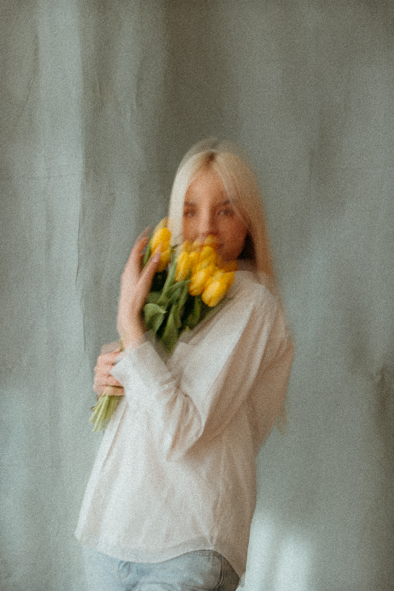 kobieta pozująca z tulipanami w krakowskim studio, portret poruszony