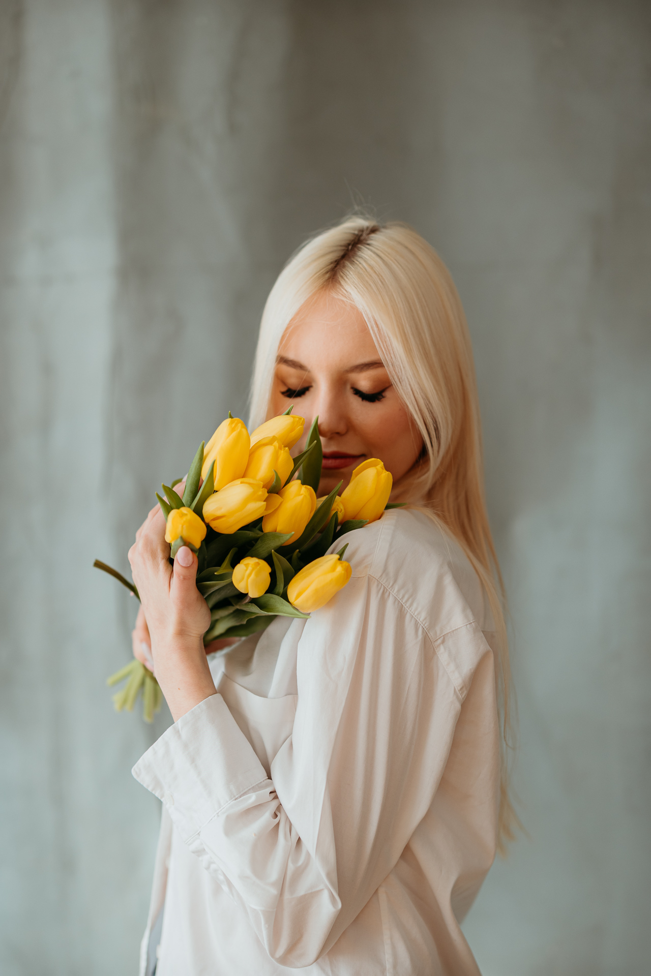 Zbliżenie na twarz kobiety z tulipanami w krakowskim studio