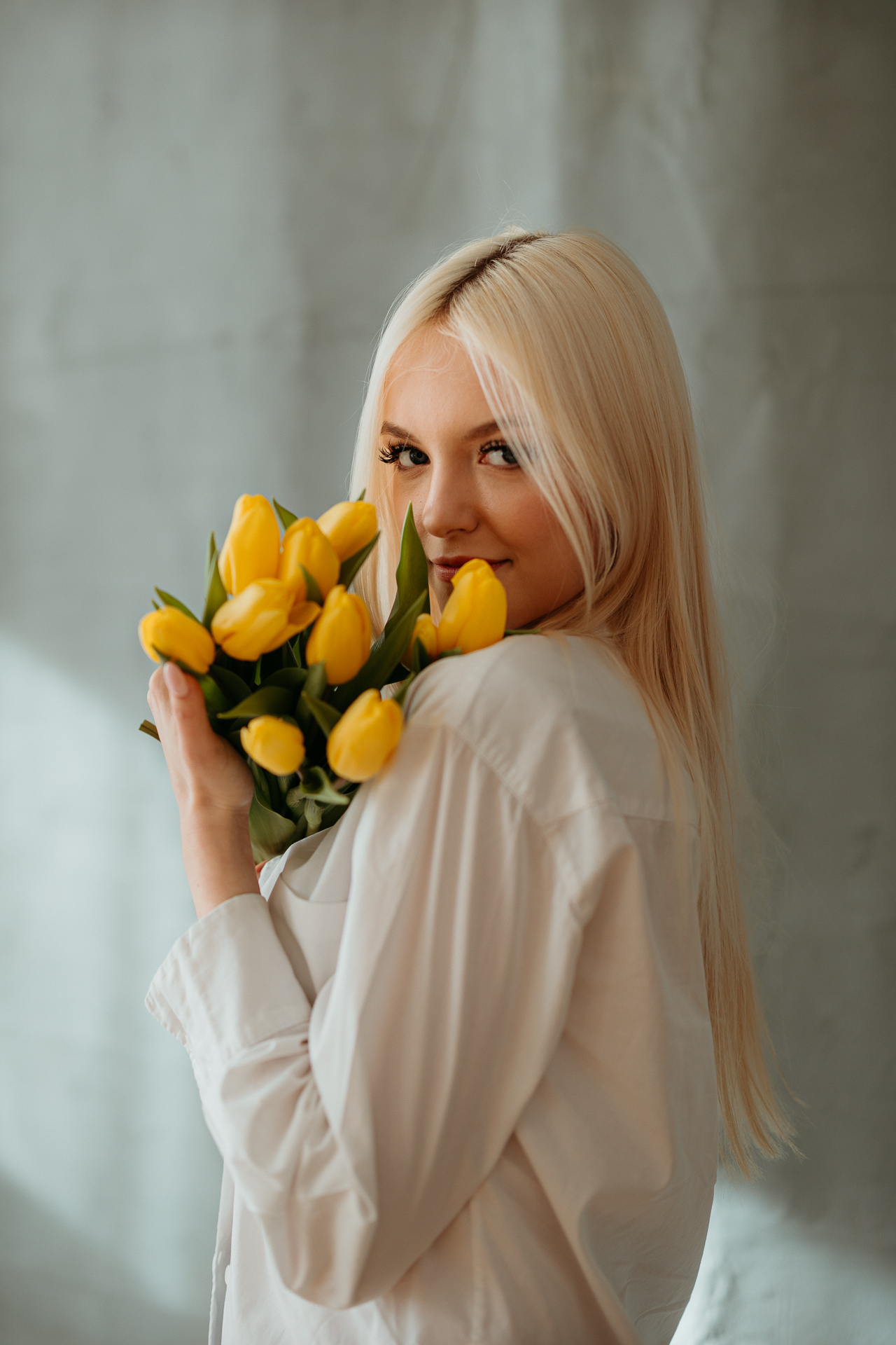 Zbliżenie na twarz kobiety z tulipanami w krakowskim studio