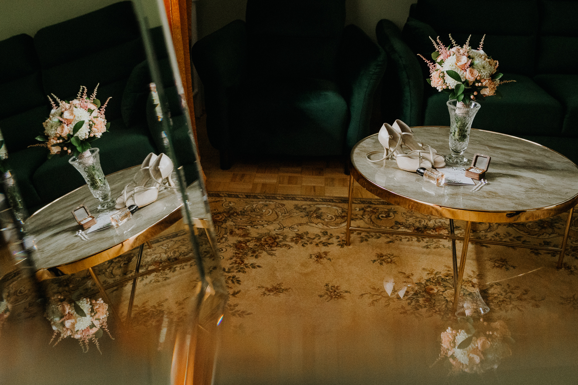 dodatki ślubne panny młodej w lustrzanym odbiciu