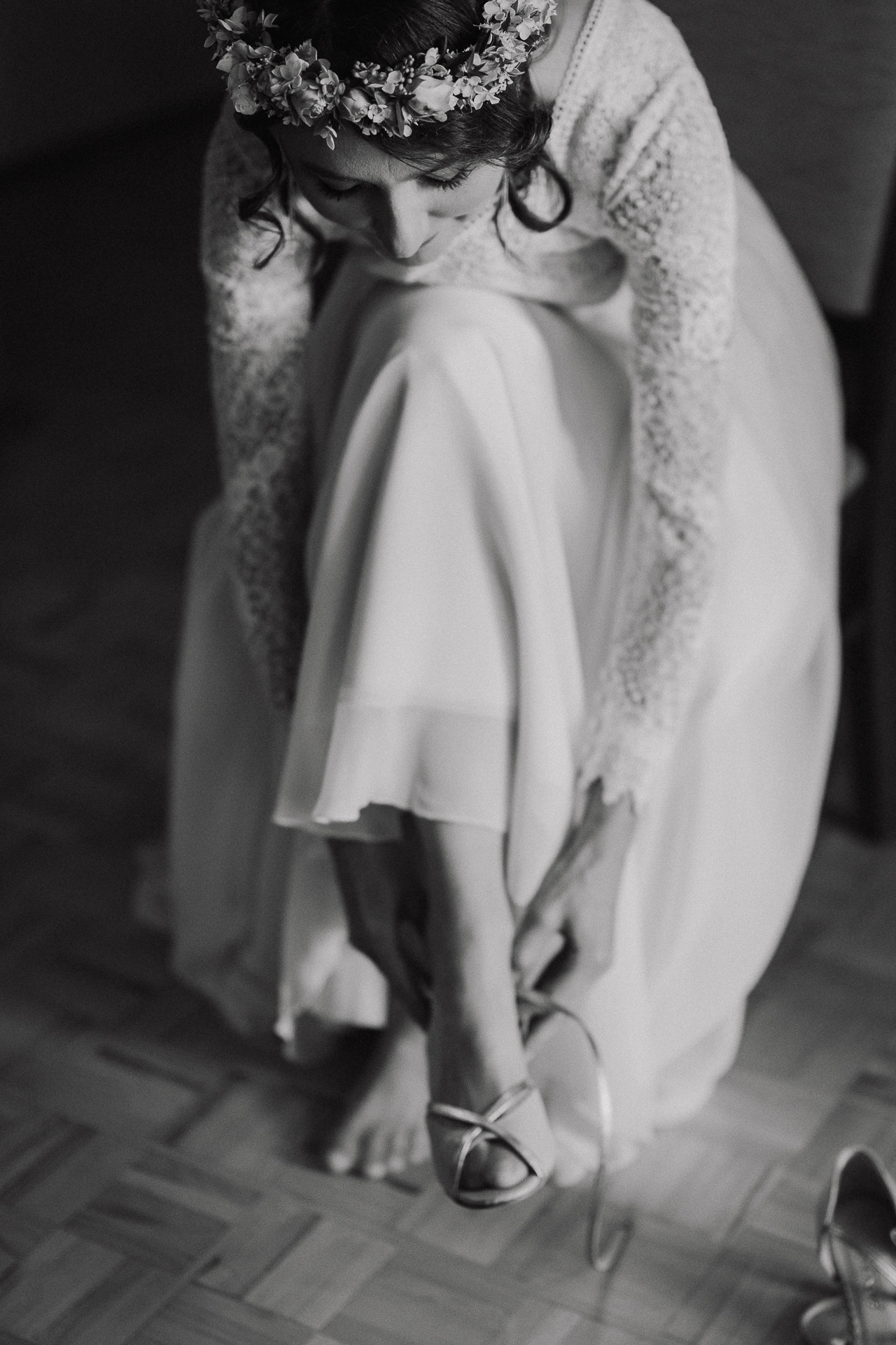 Panna Młoda ubiera buty podczas przygotowań ślubnych