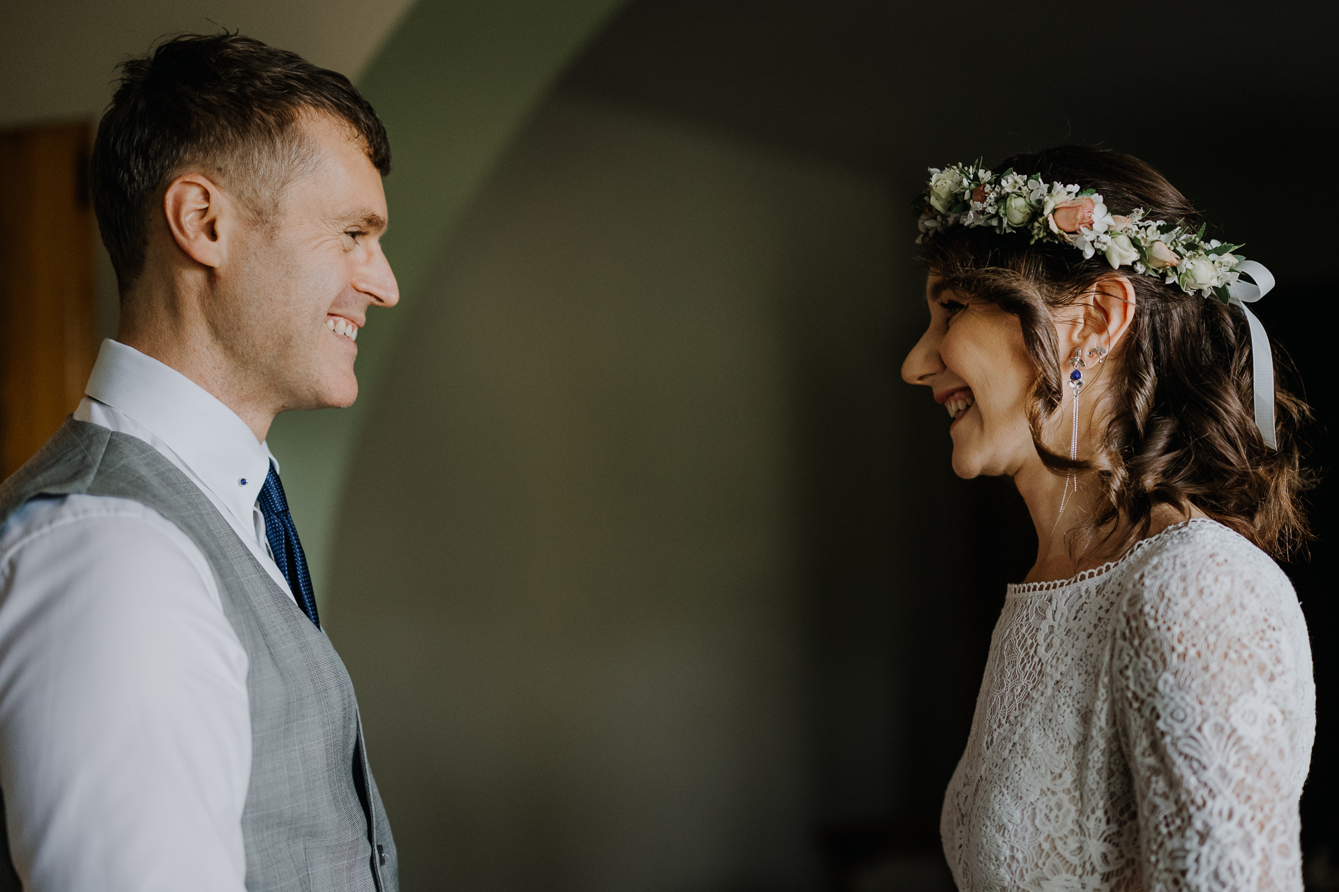 Uśmiechnięci Państwo Młodzi podczas przygotowań ślubnych