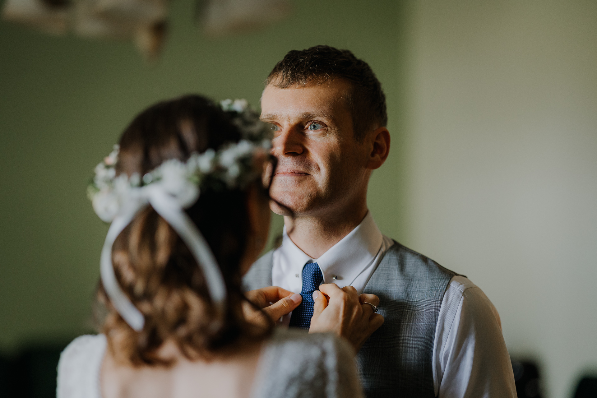 Panna Młoda poprawia krawat panu Młodemu