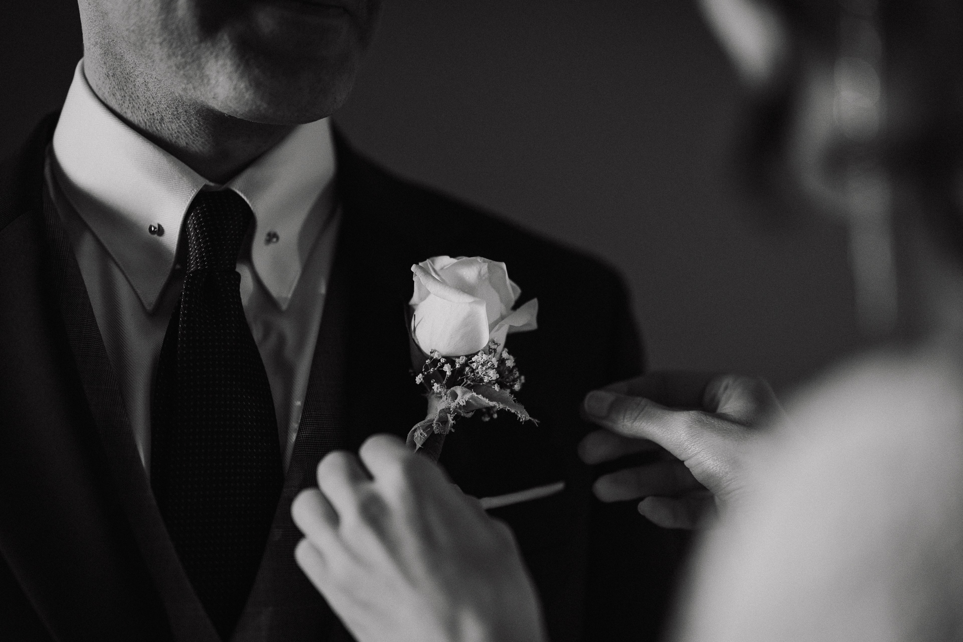 Panna Młoda przypina butonierkę panu Młodemu