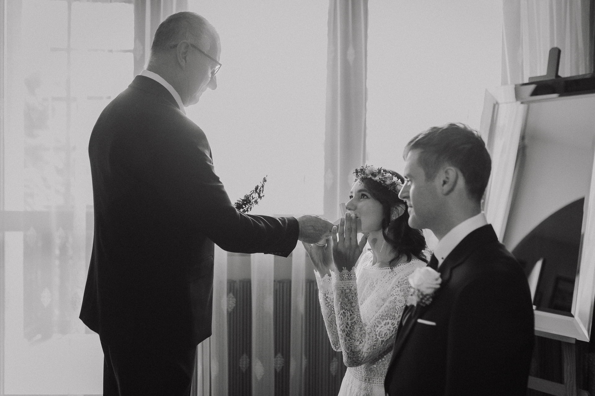 Błogosławieństwo pary młodej przez rodziców