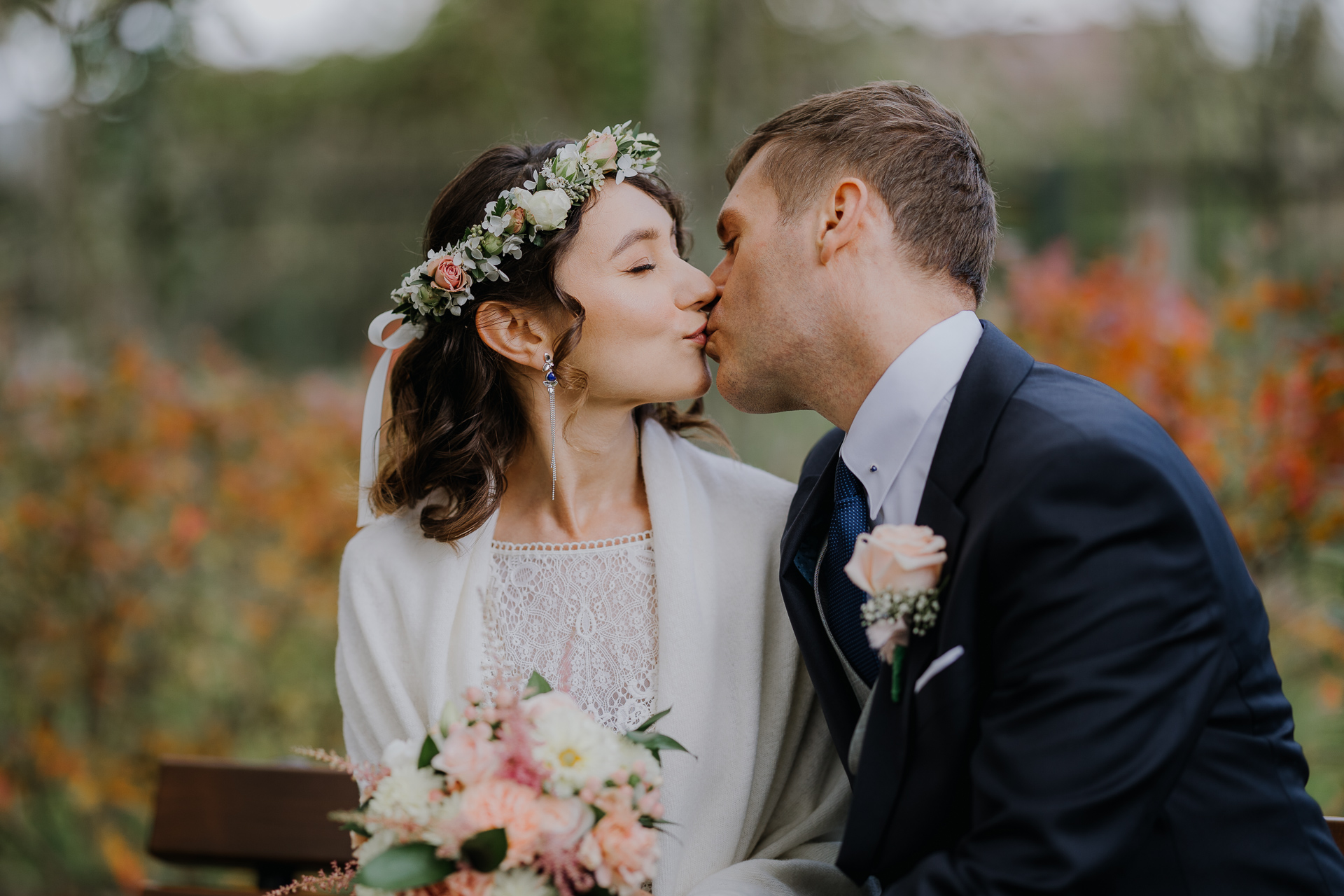 pocałunek pary młodej w dniu ślubu