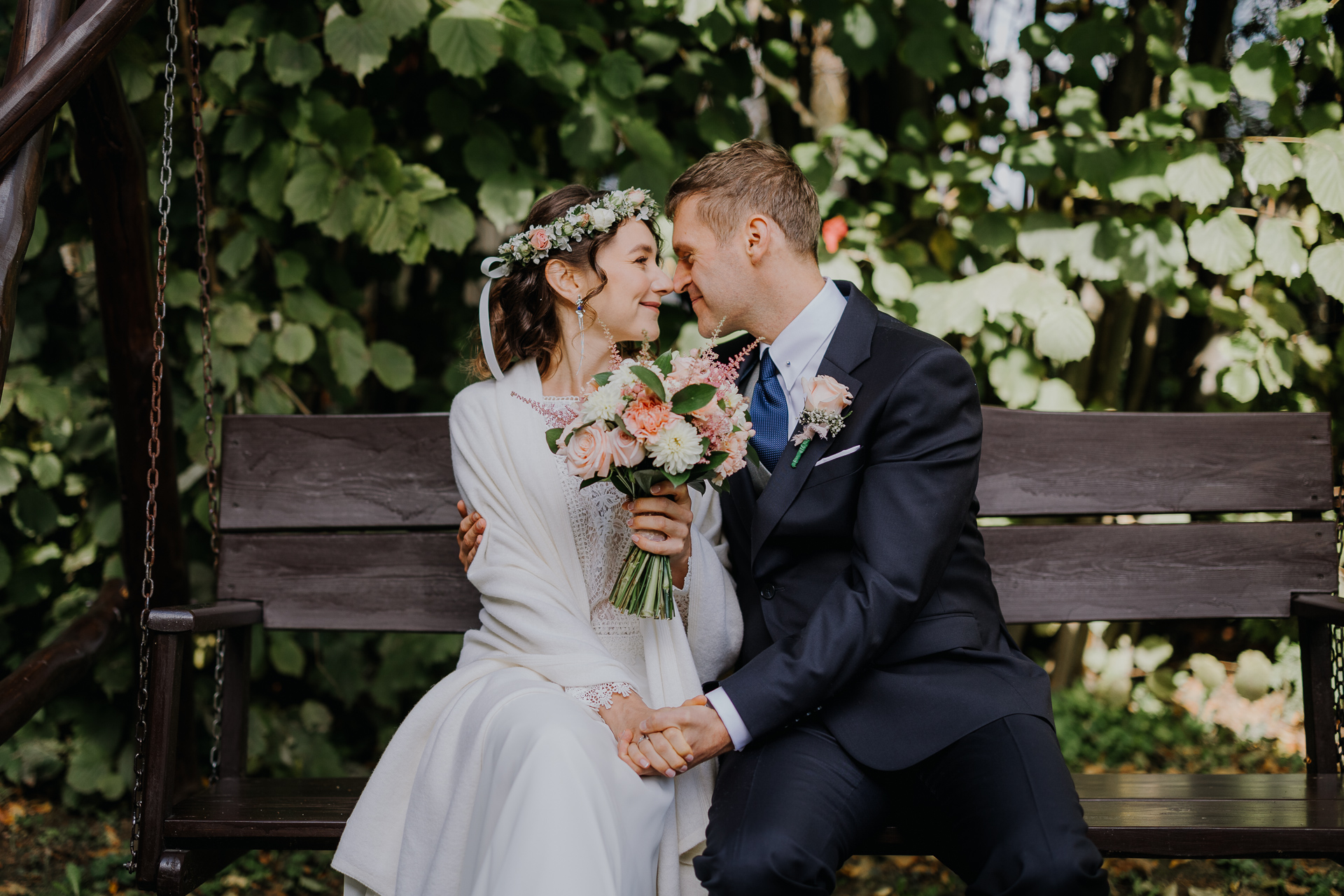 przytulanie pary młodej w dniu ślubu