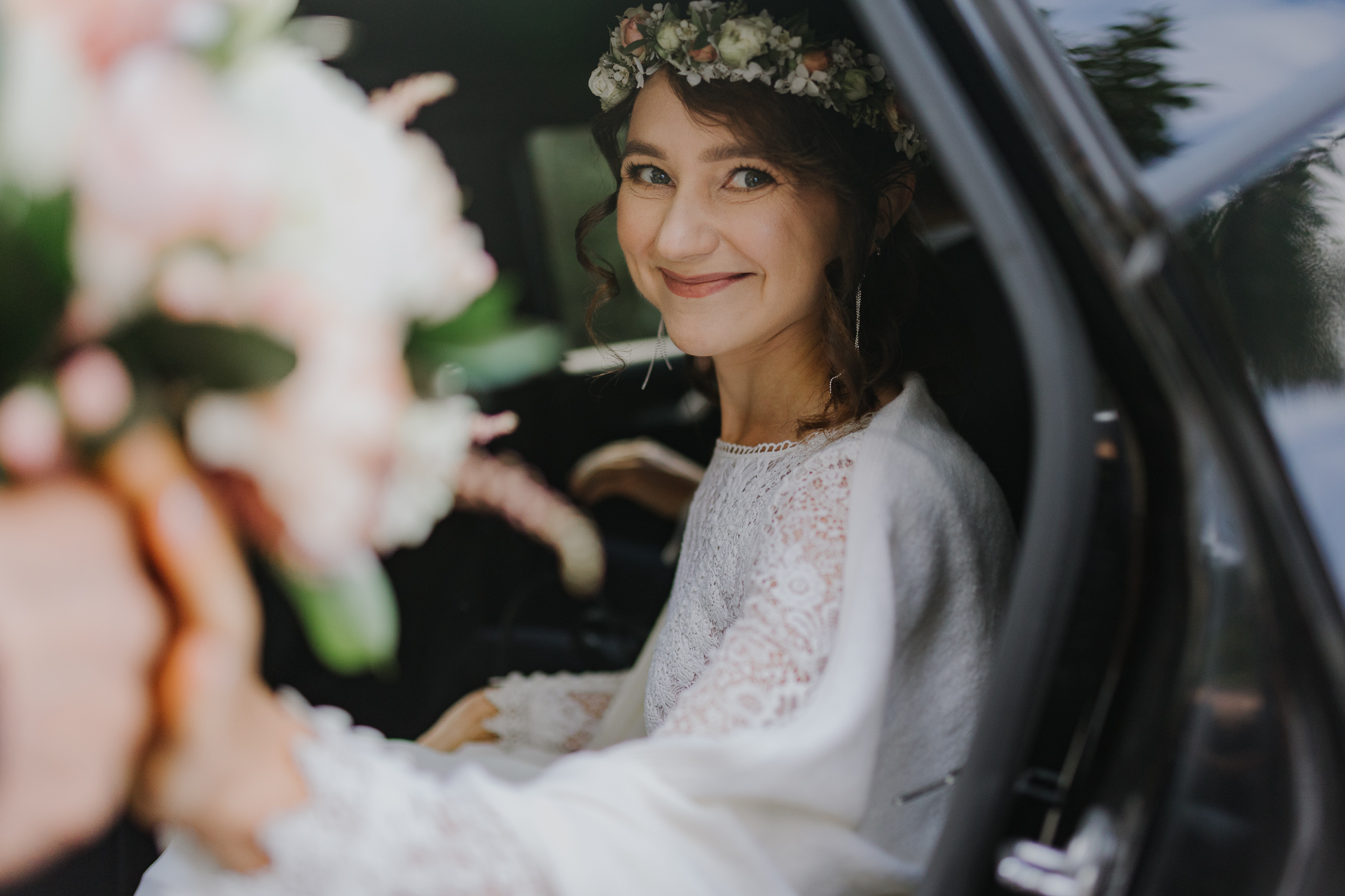 panna Młoda uśmiechnięta w aucie