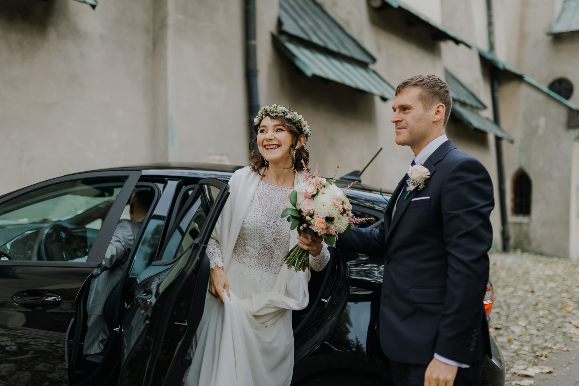 para młoda uśmiechnięta na widok gości