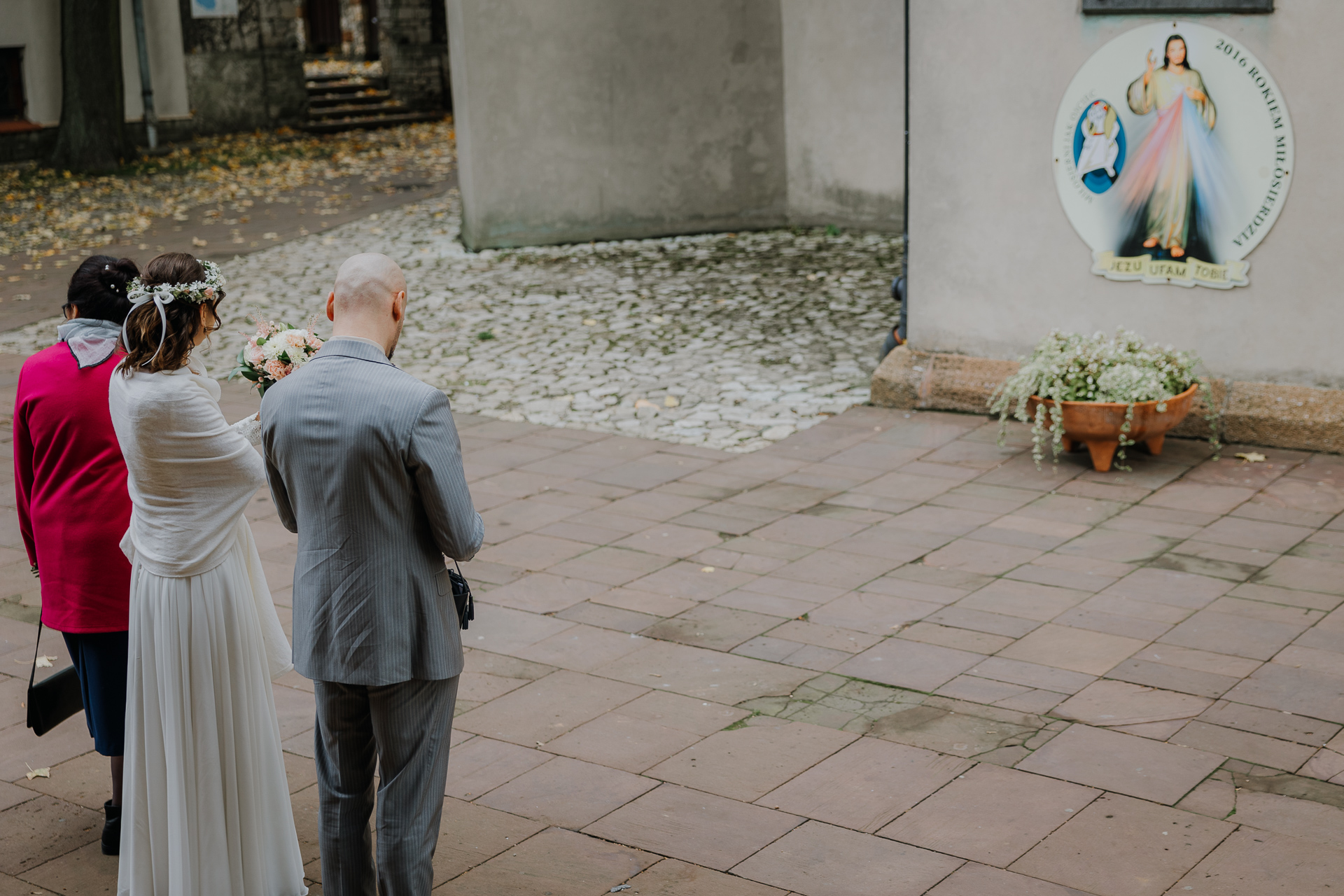 panna młoda rodziną przed Bazyliką w Olkuszu