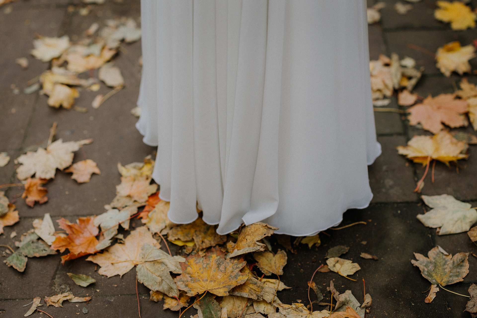 suknia ślubna na tle jesiennych liści