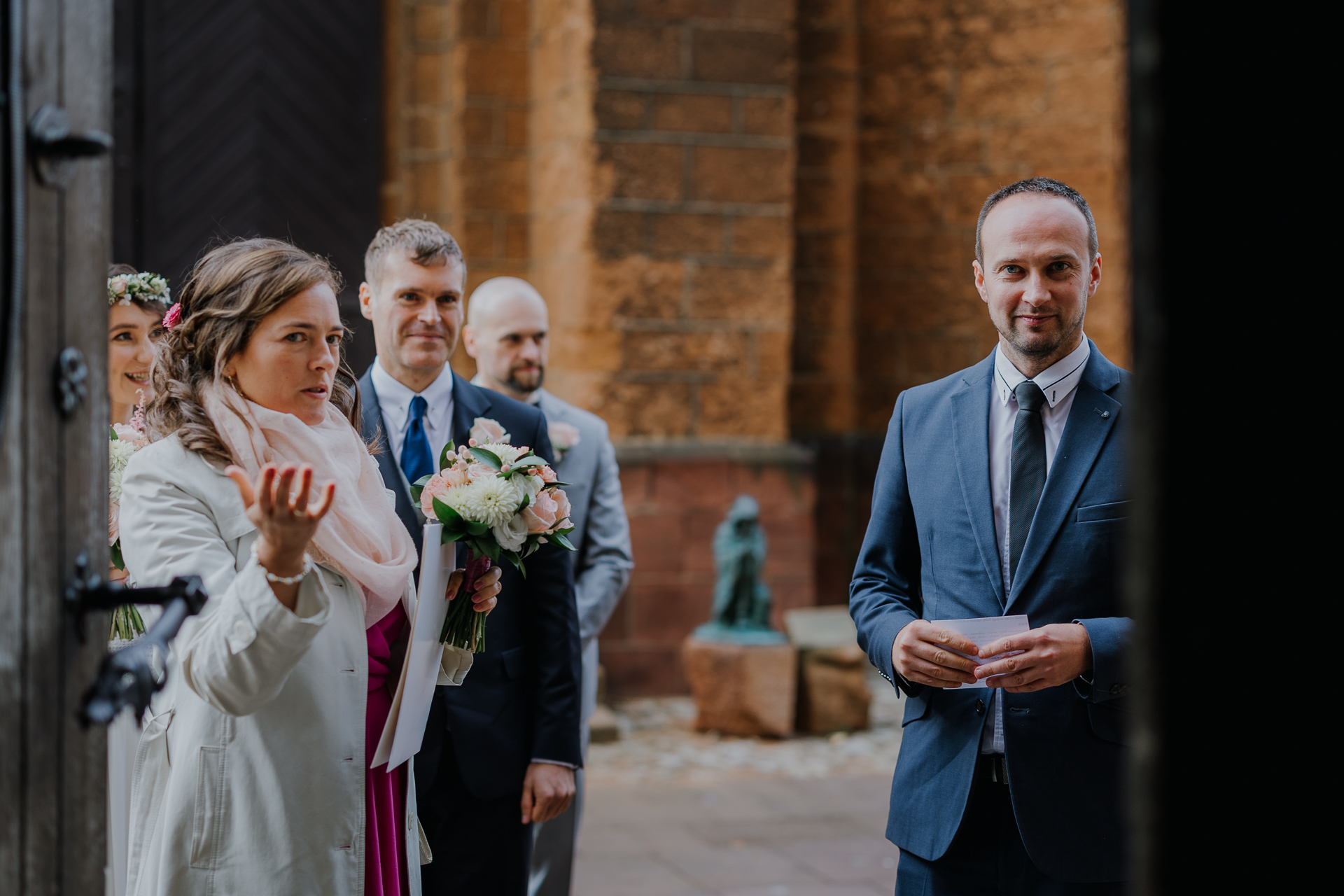 Goście weselni przed wejściem do Bazyliki w Olkuszu