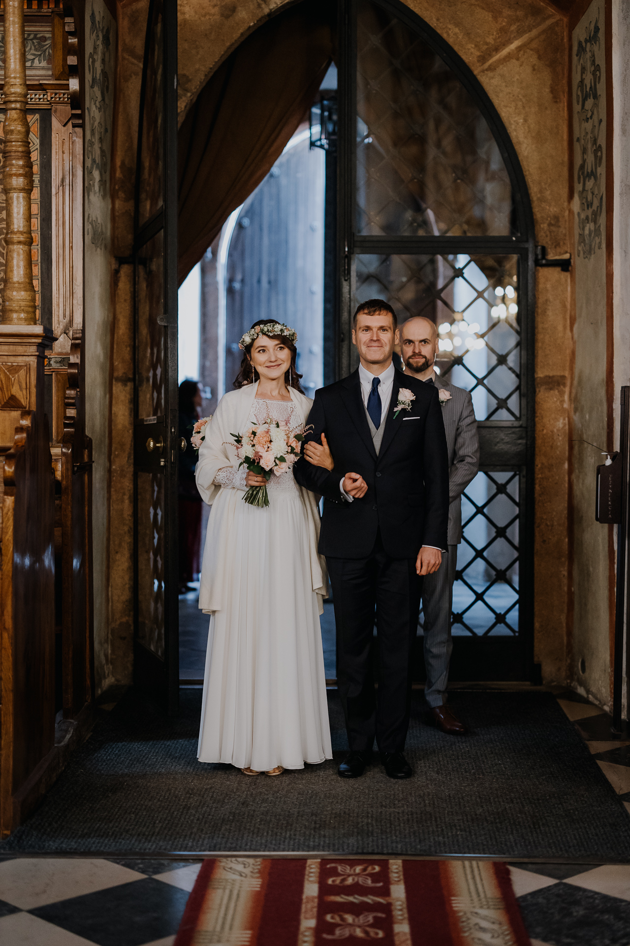 para młoda przy wejściu do kościoła