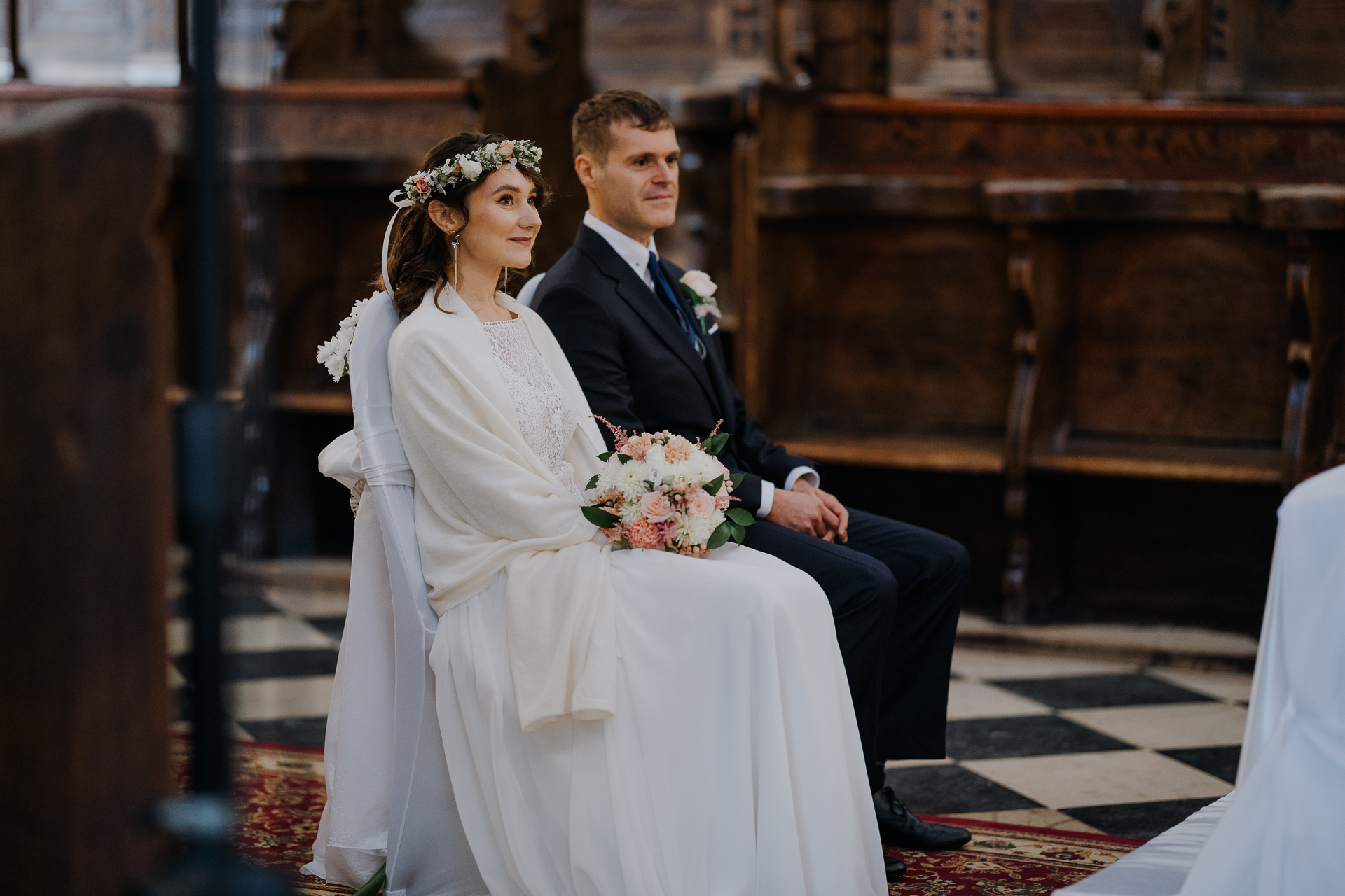 Para młoda słucha słowa Bożego