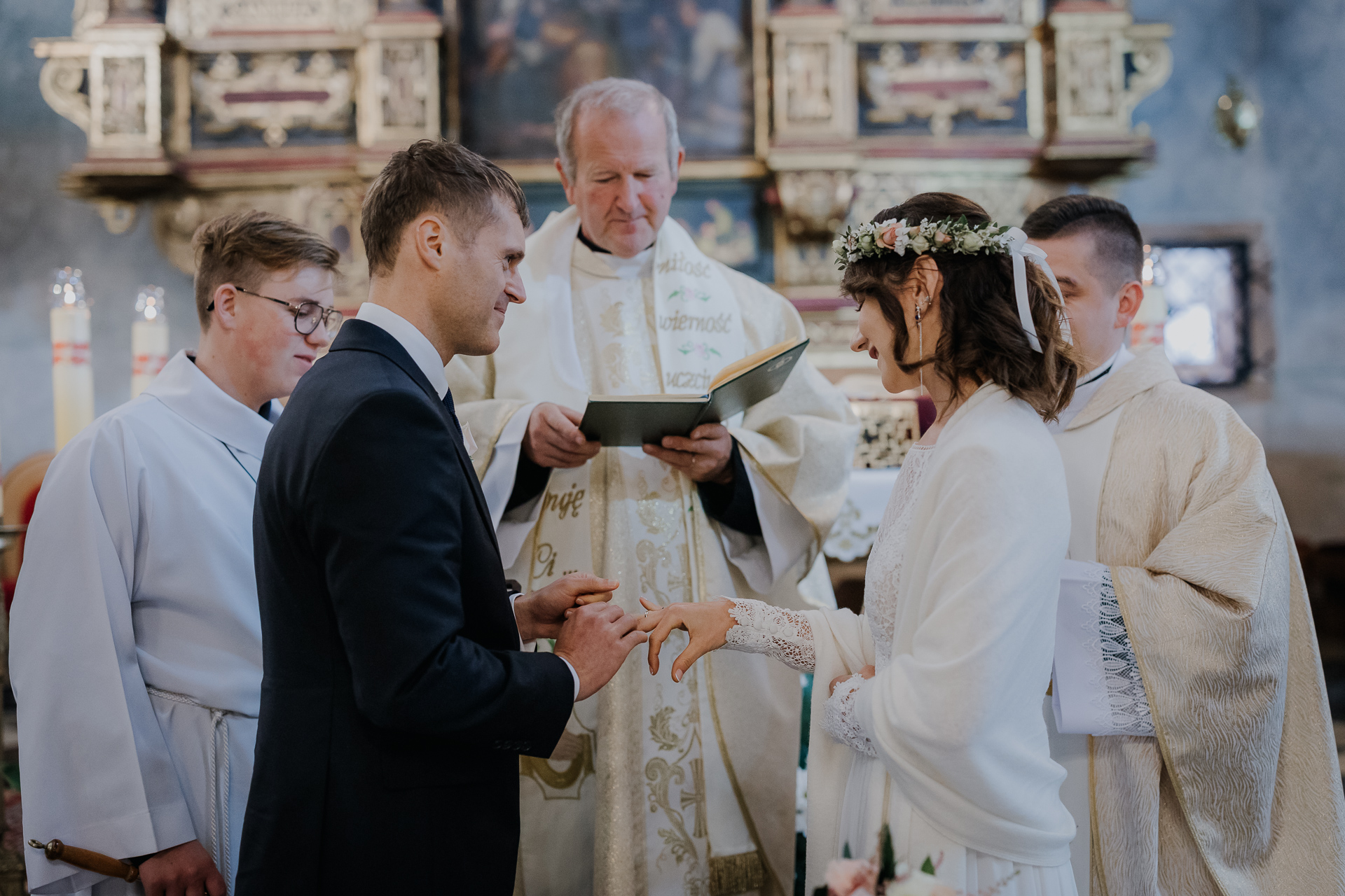 Zakładanie obrączek przez parę młodą