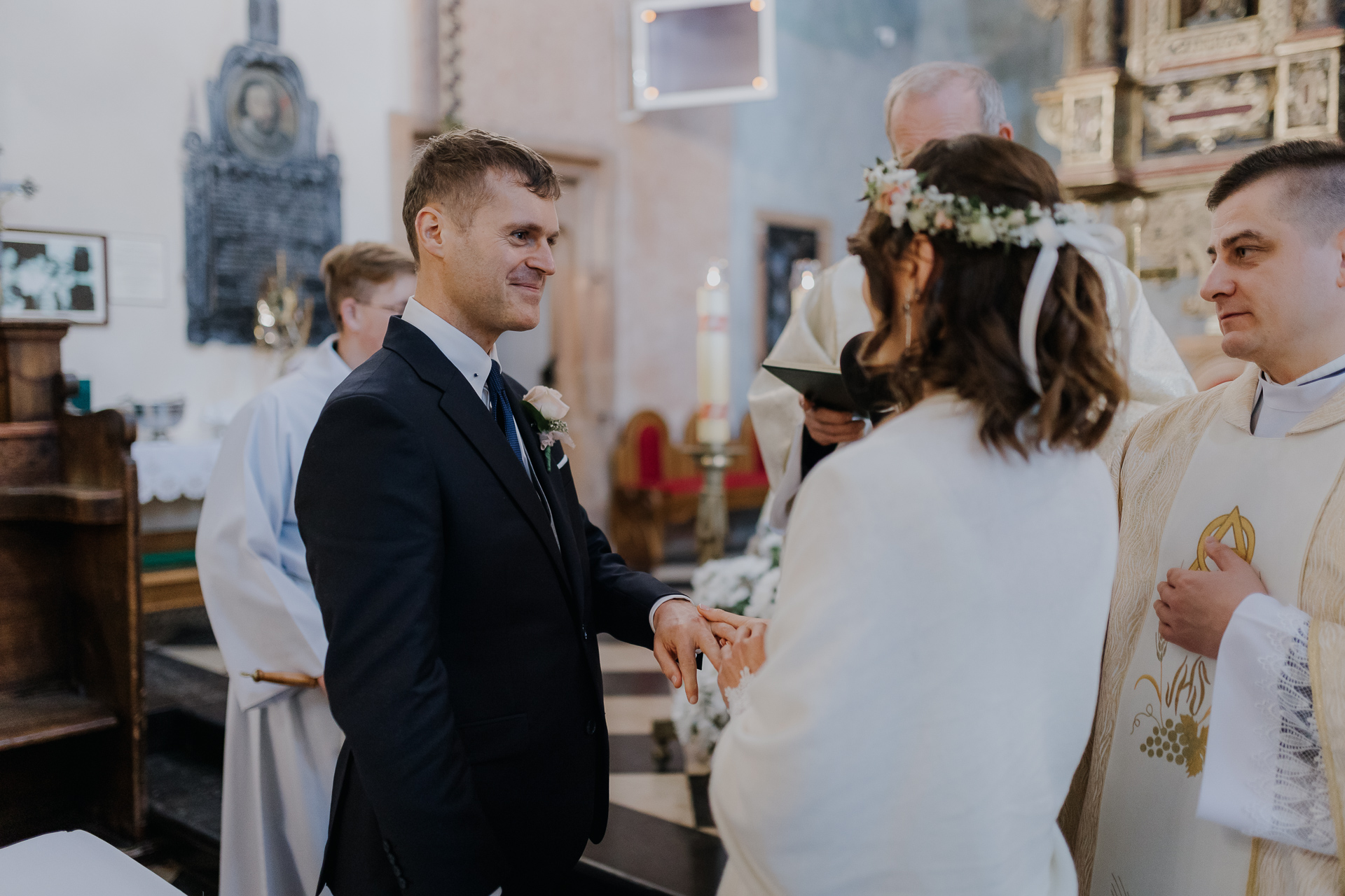 Zakładanie obrączek przez parę młodą