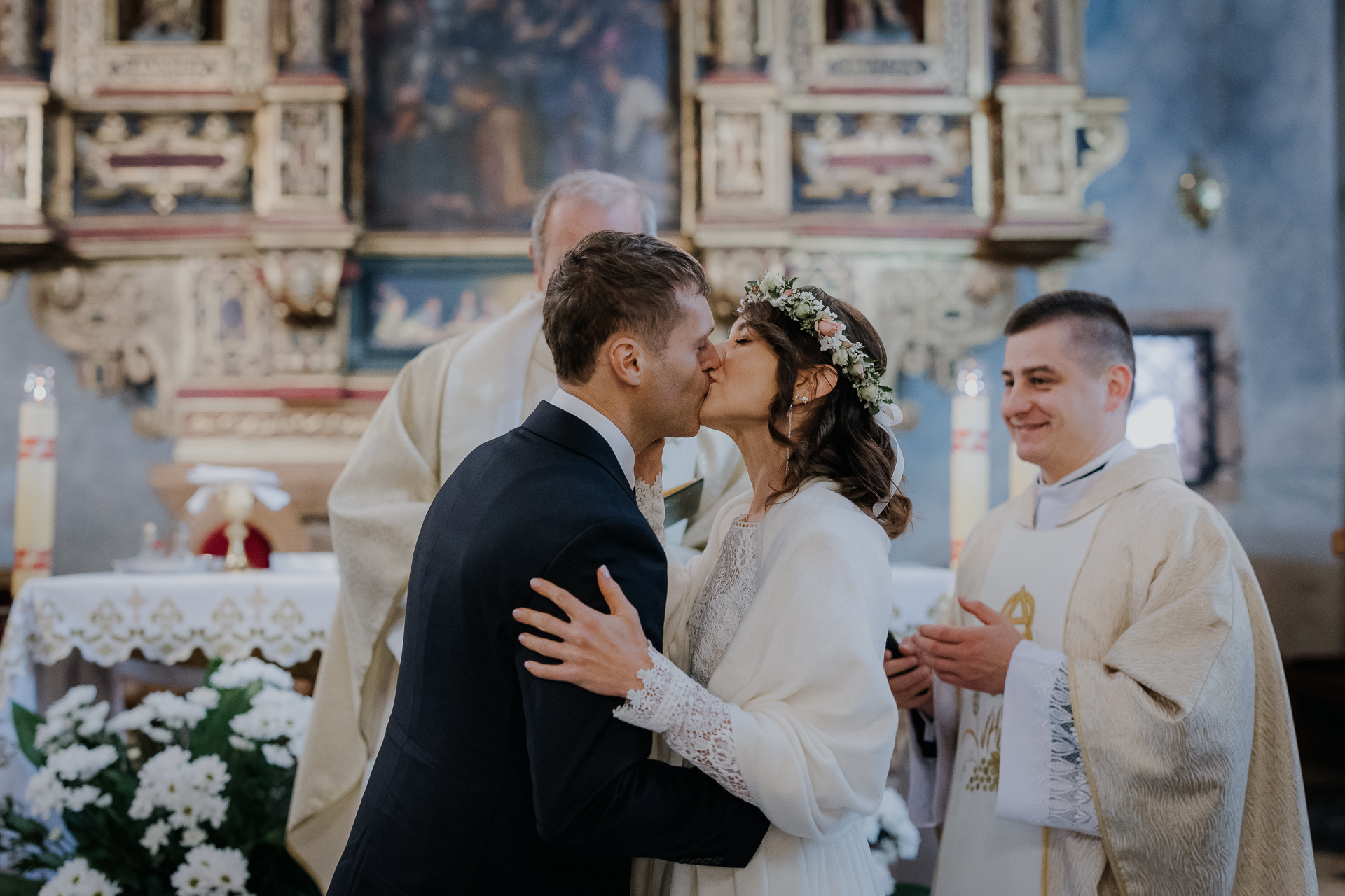 Pocałunek pary młodej po złożeniu przysięgi