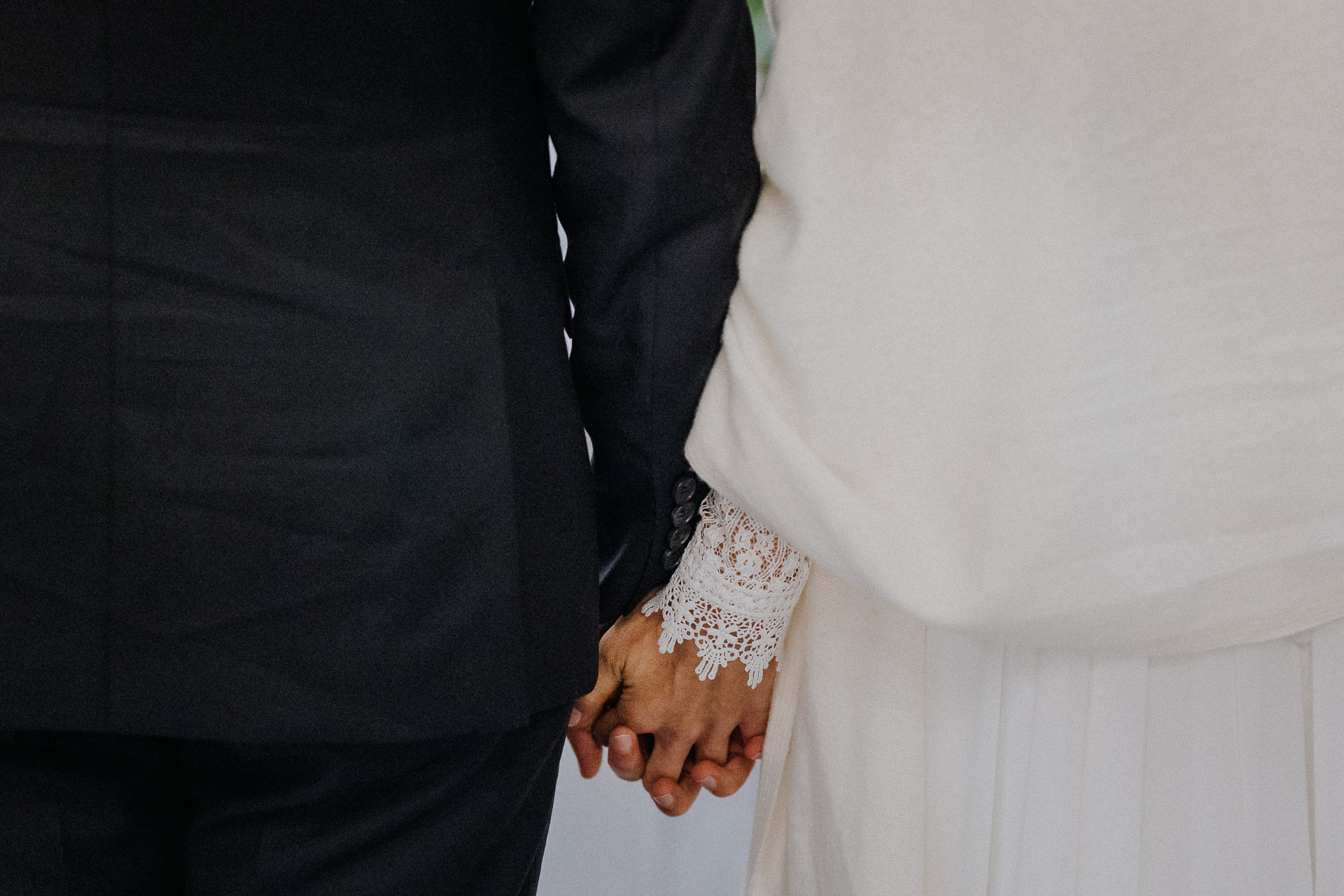 para młoda trzyma się za ręce w kościele