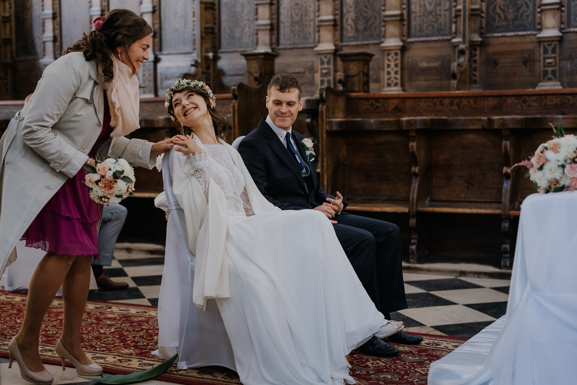 Panna Młoda śmieje się ze świadkową