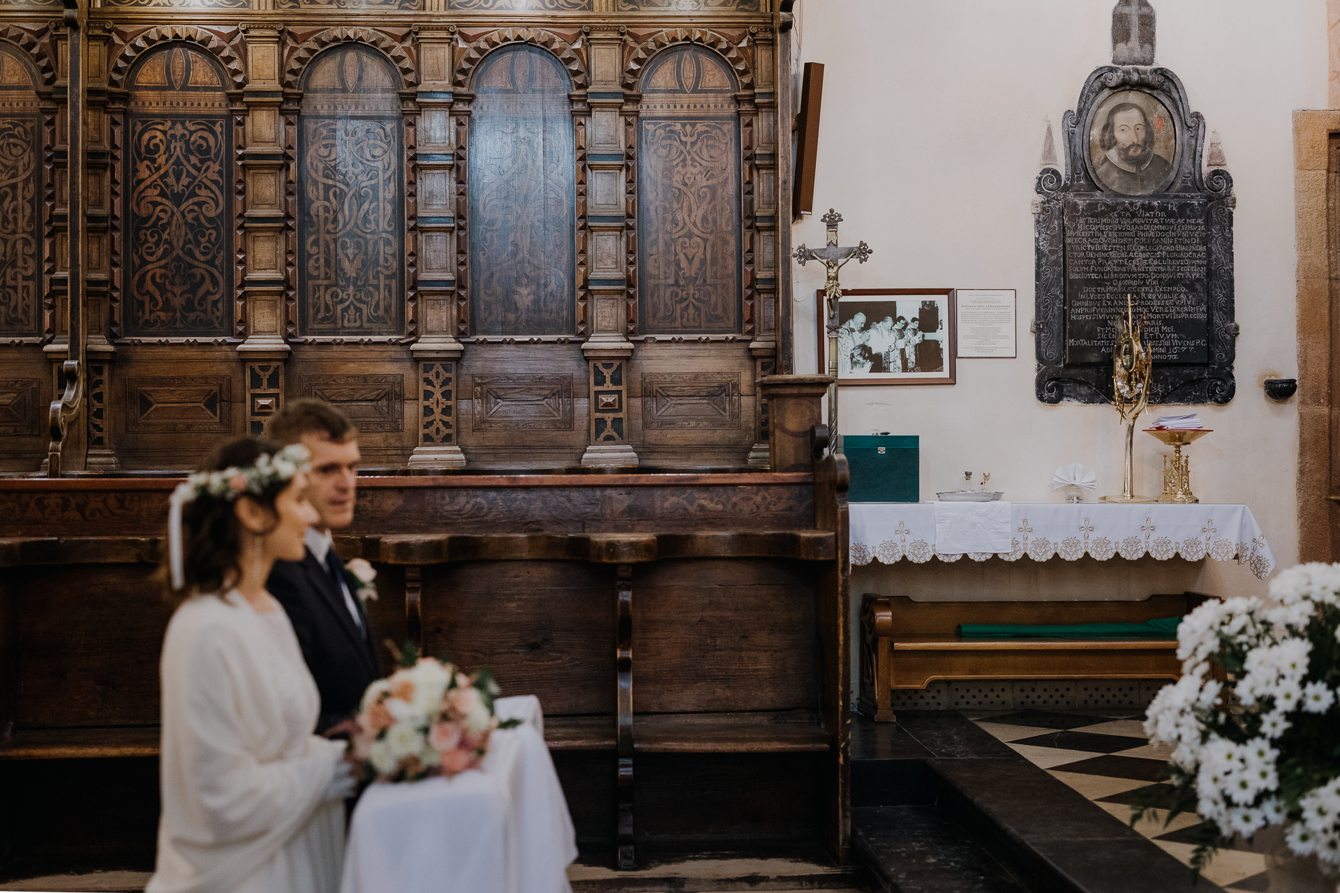 państwo młodzi w kościele