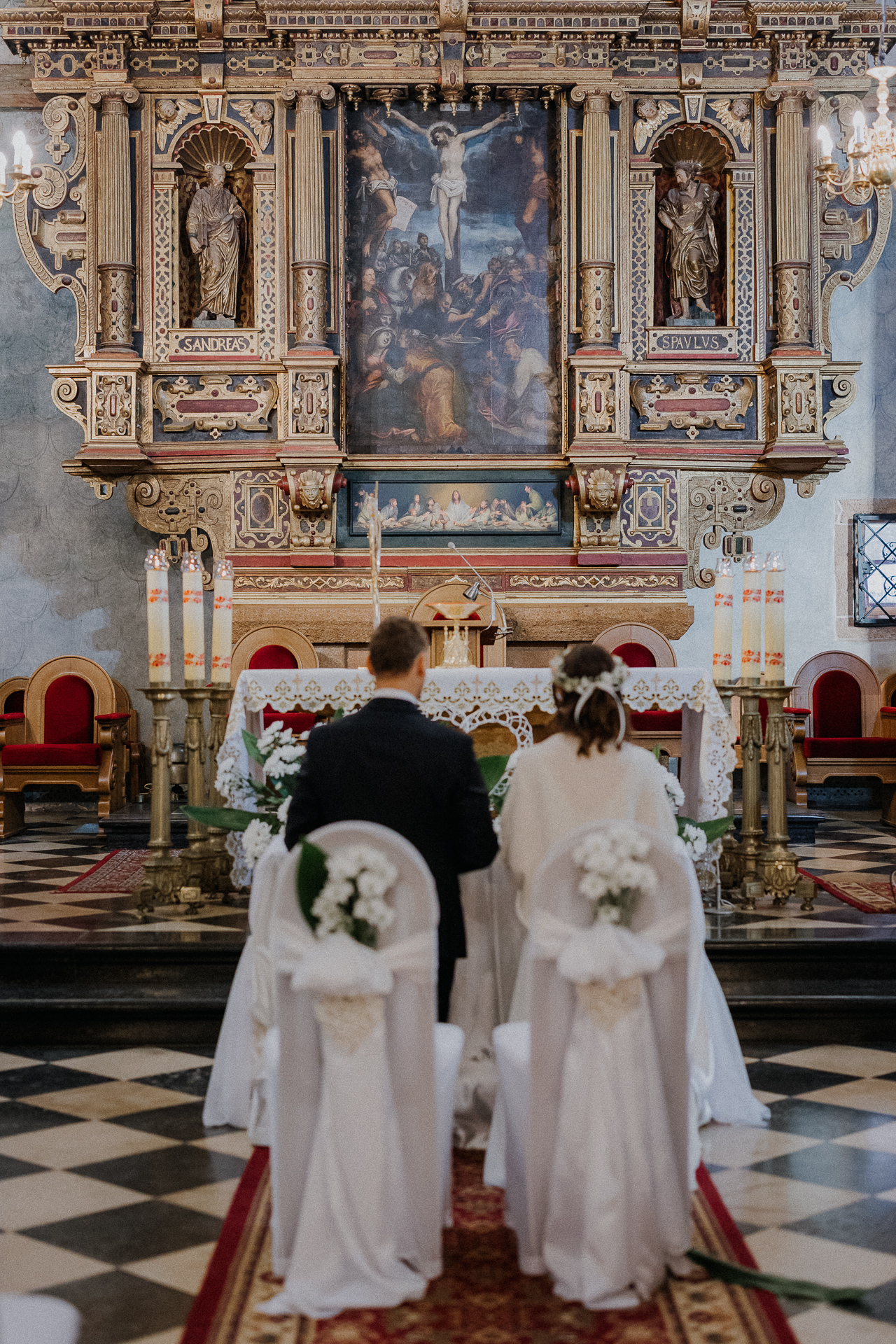 para młoda przed ołtarzem w Bazylice w Olkuszu