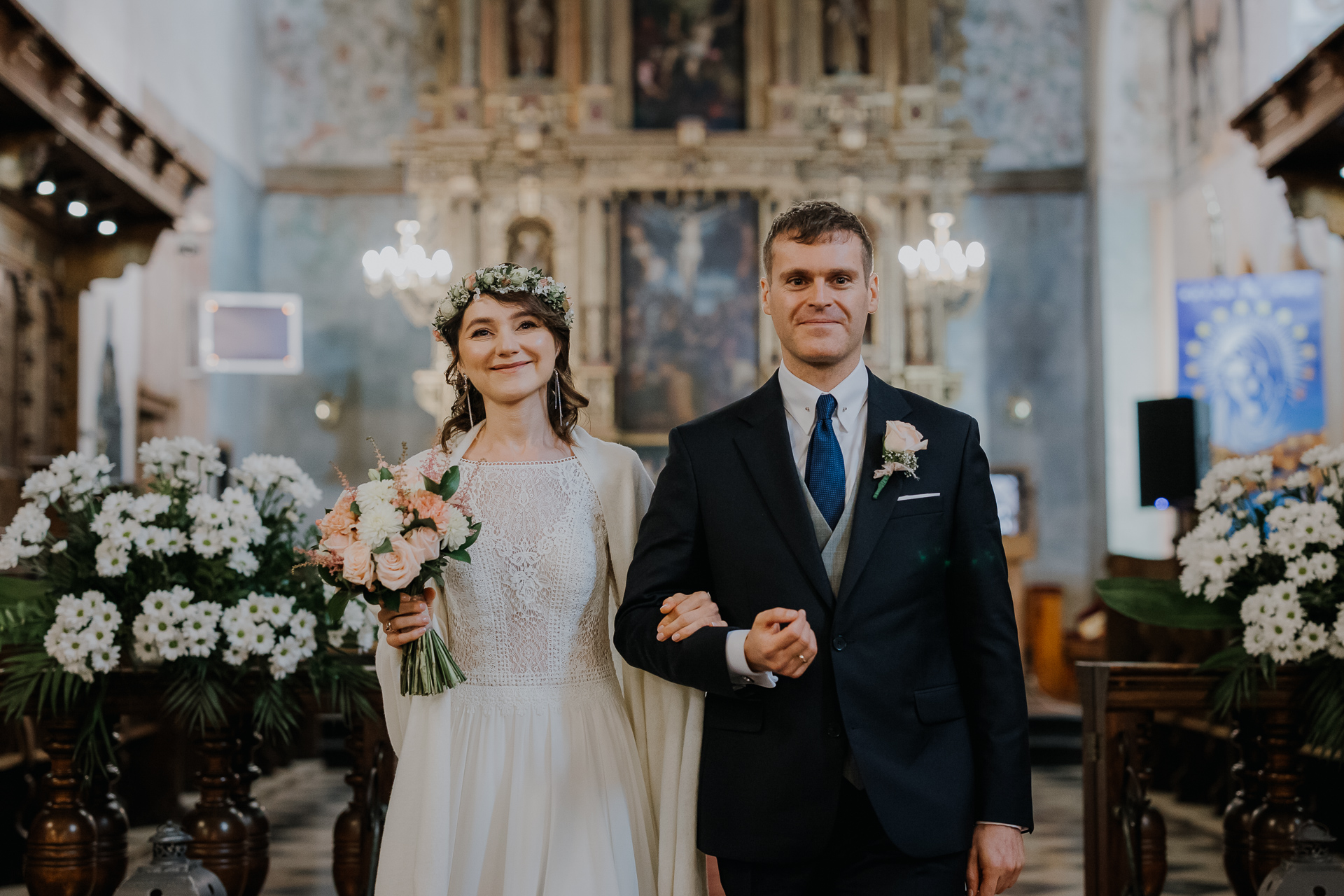 wyjście z kościoła pary młodej