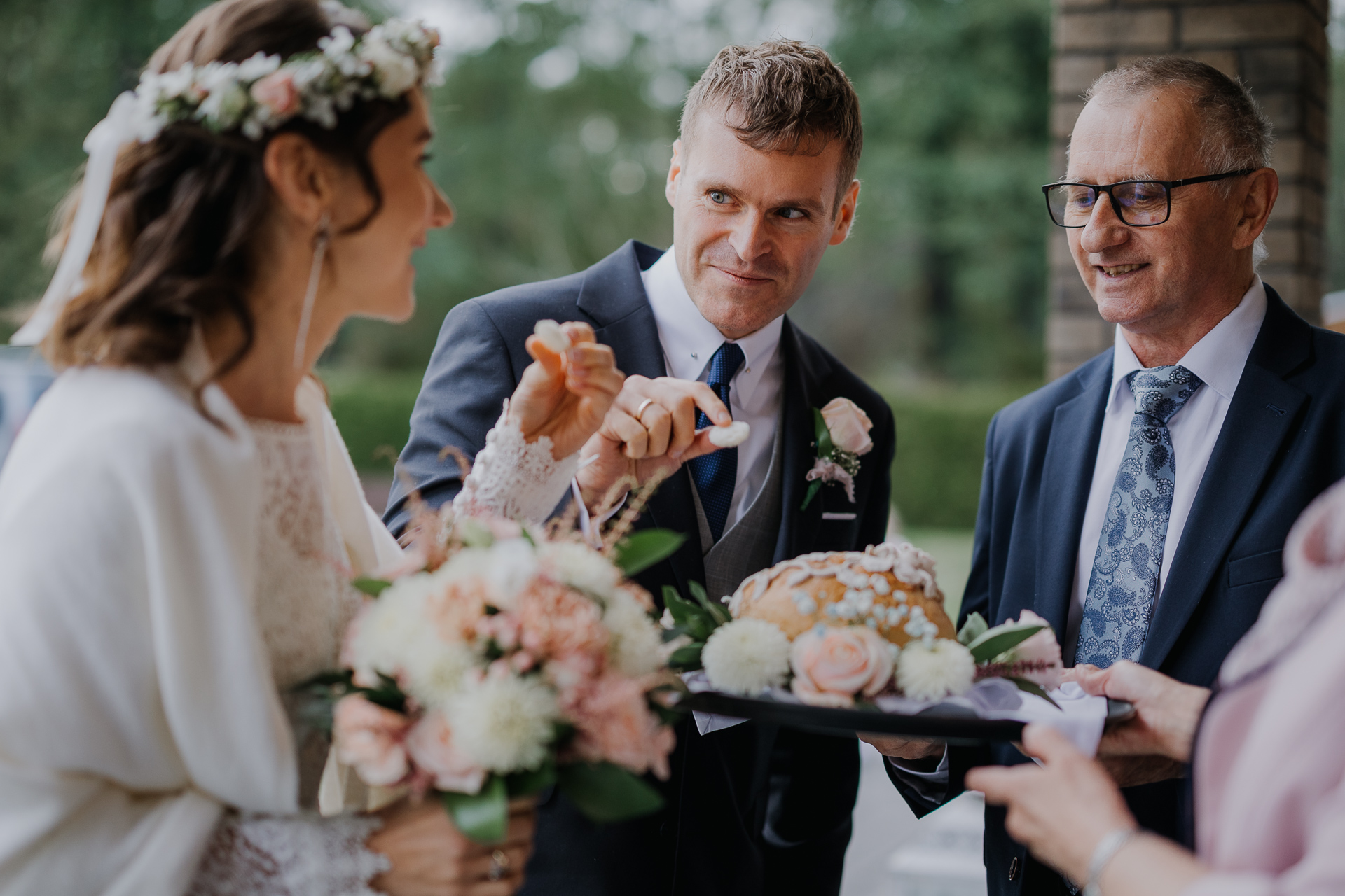 przywitanie pary młodej chlebem i solą przez rodziców