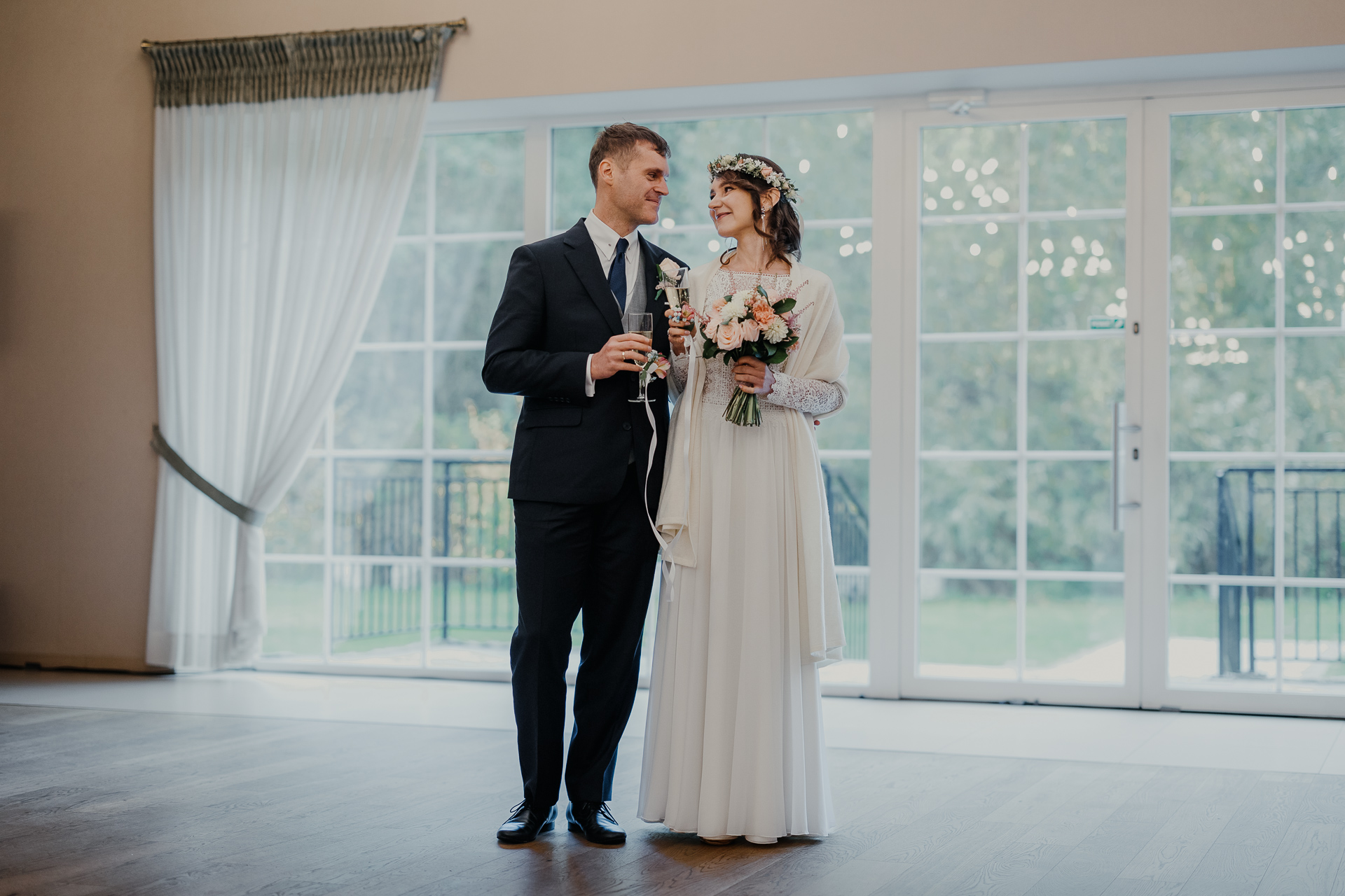 para młoda podczas toastu z goścmi