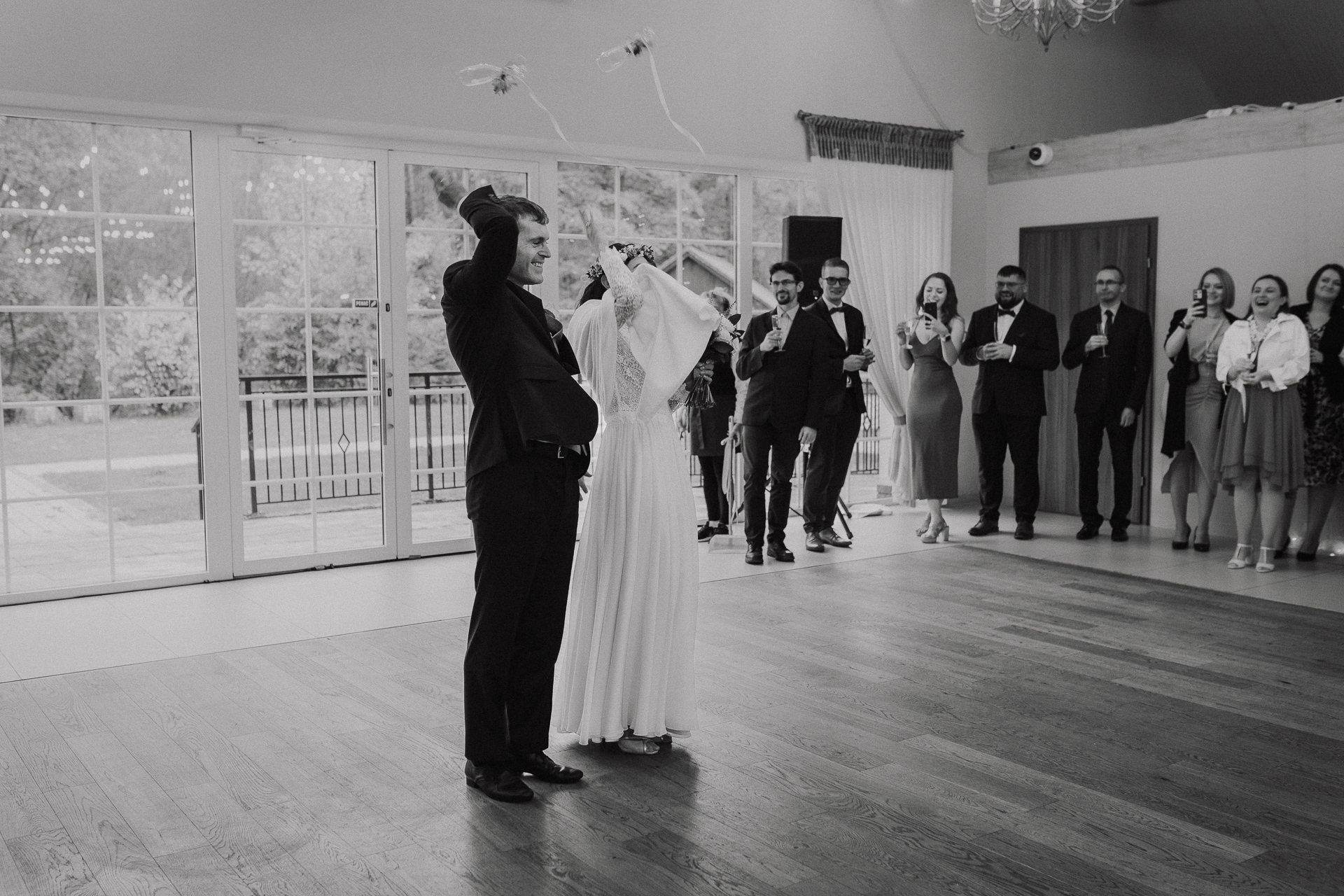 para młoda rzuca kieliszkami