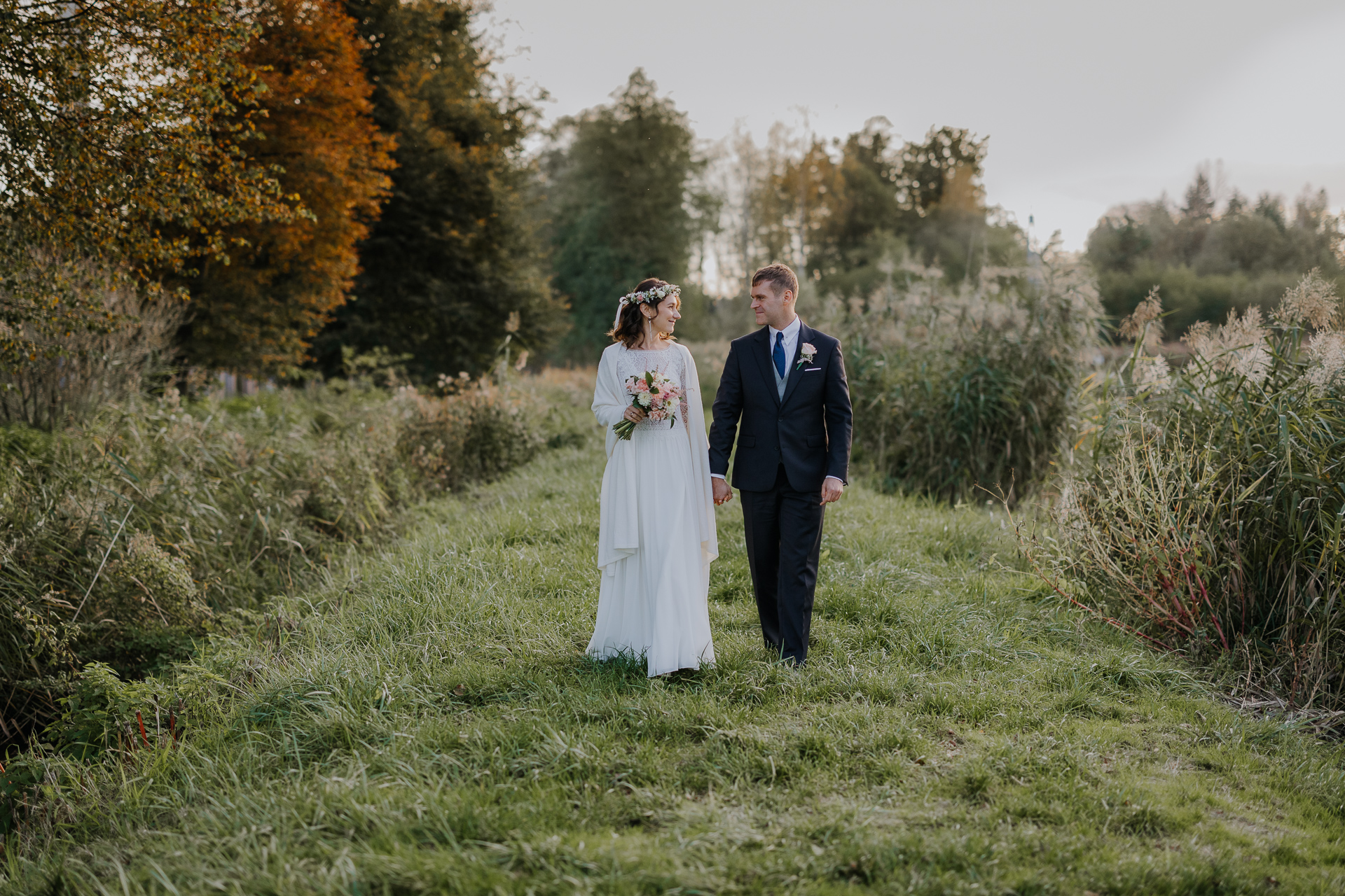 sesja poślubna pary młodej w dniu ślubu przy Dworku nad Rozlewiskiem