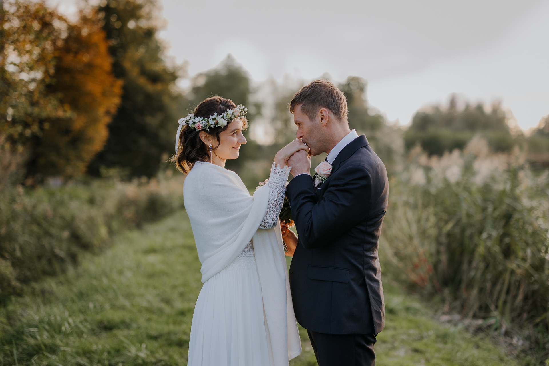 sesja poślubna pary młodej w dniu ślubu przy Dworku nad Rozlewiskiem