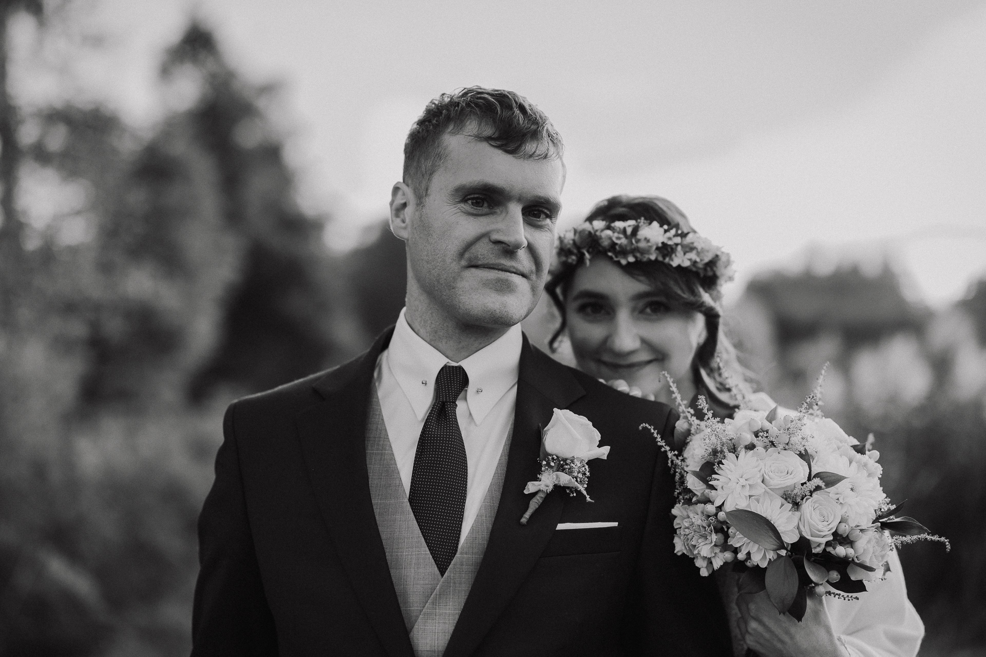 sesja poślubna pary młodej w dniu ślubu przy Dworku nad Rozlewiskiem