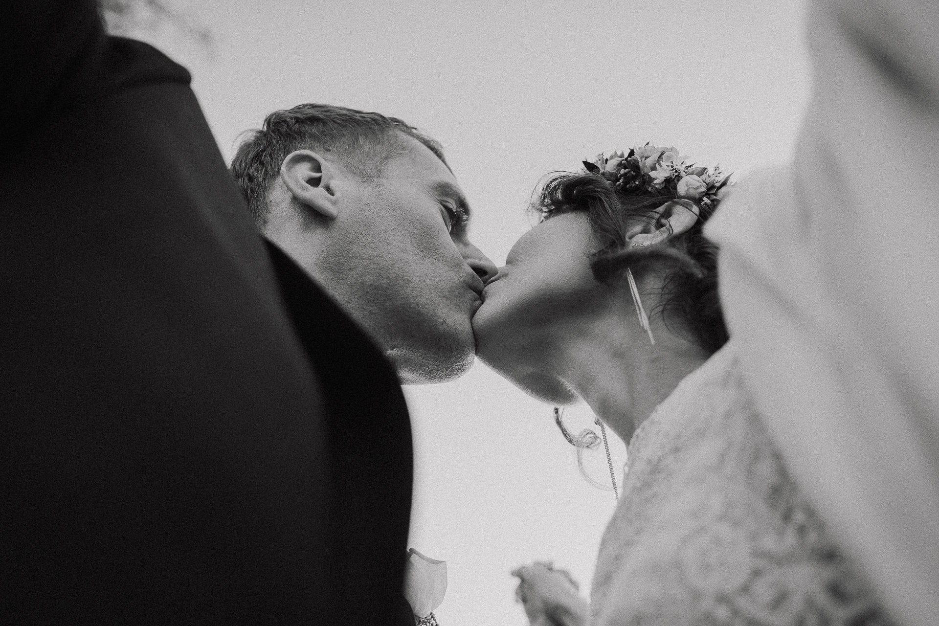 sesja poślubna pary młodej w dniu ślubu przy Dworku nad Rozlewiskiem