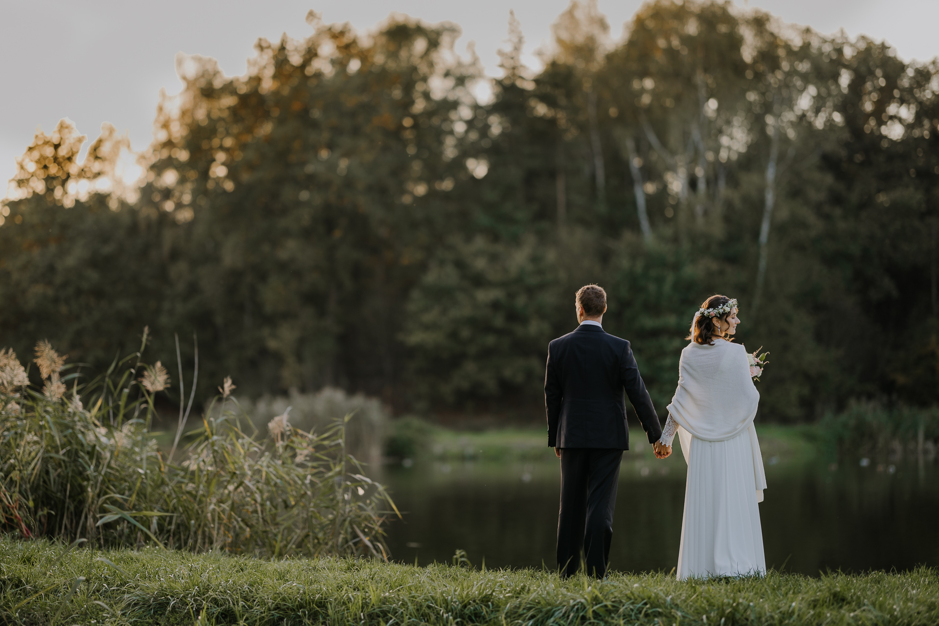 sesja poślubna pary młodej w dniu ślubu przy Dworku nad Rozlewiskiem