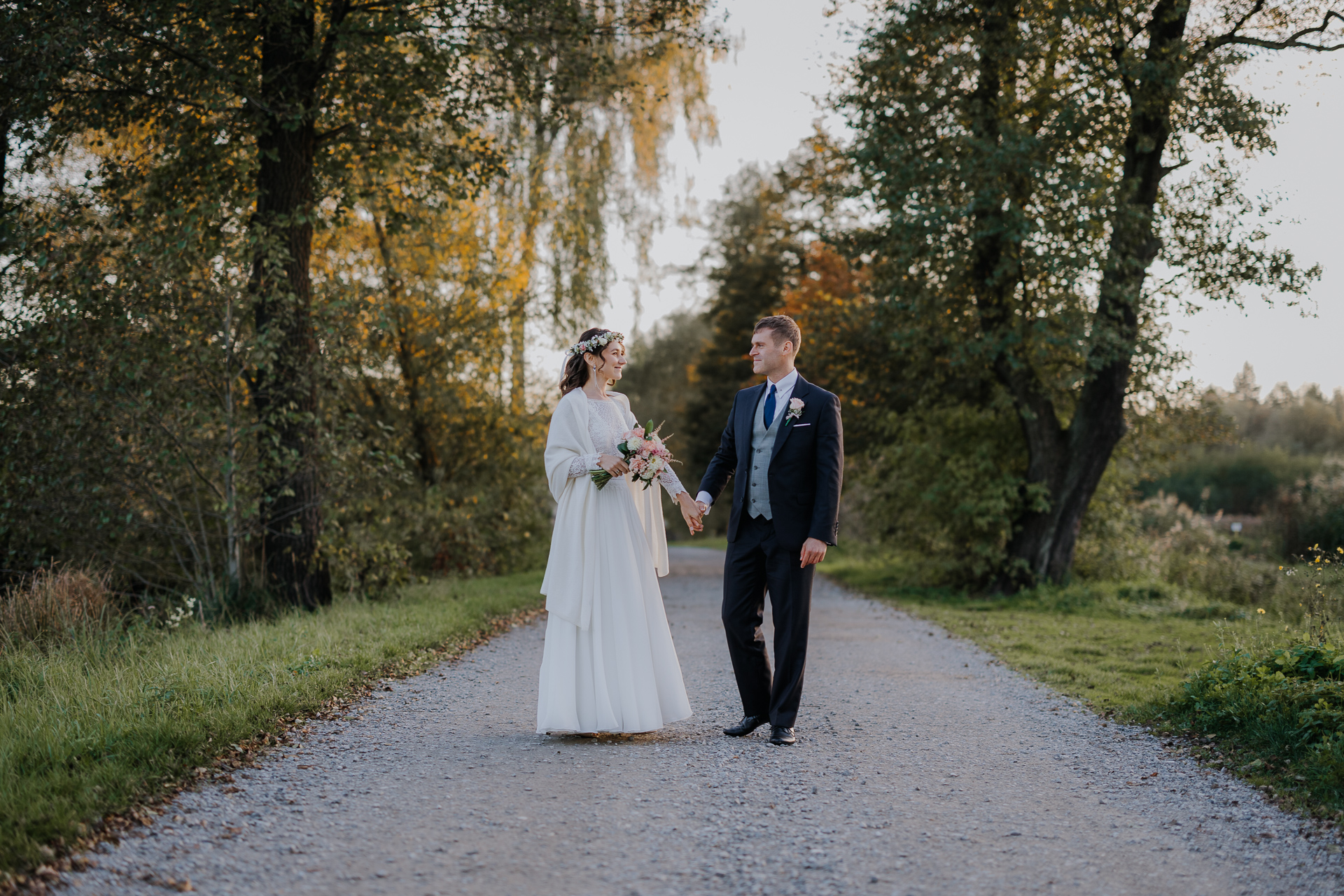 sesja poślubna pary młodej w dniu ślubu przy Dworku nad Rozlewiskiem