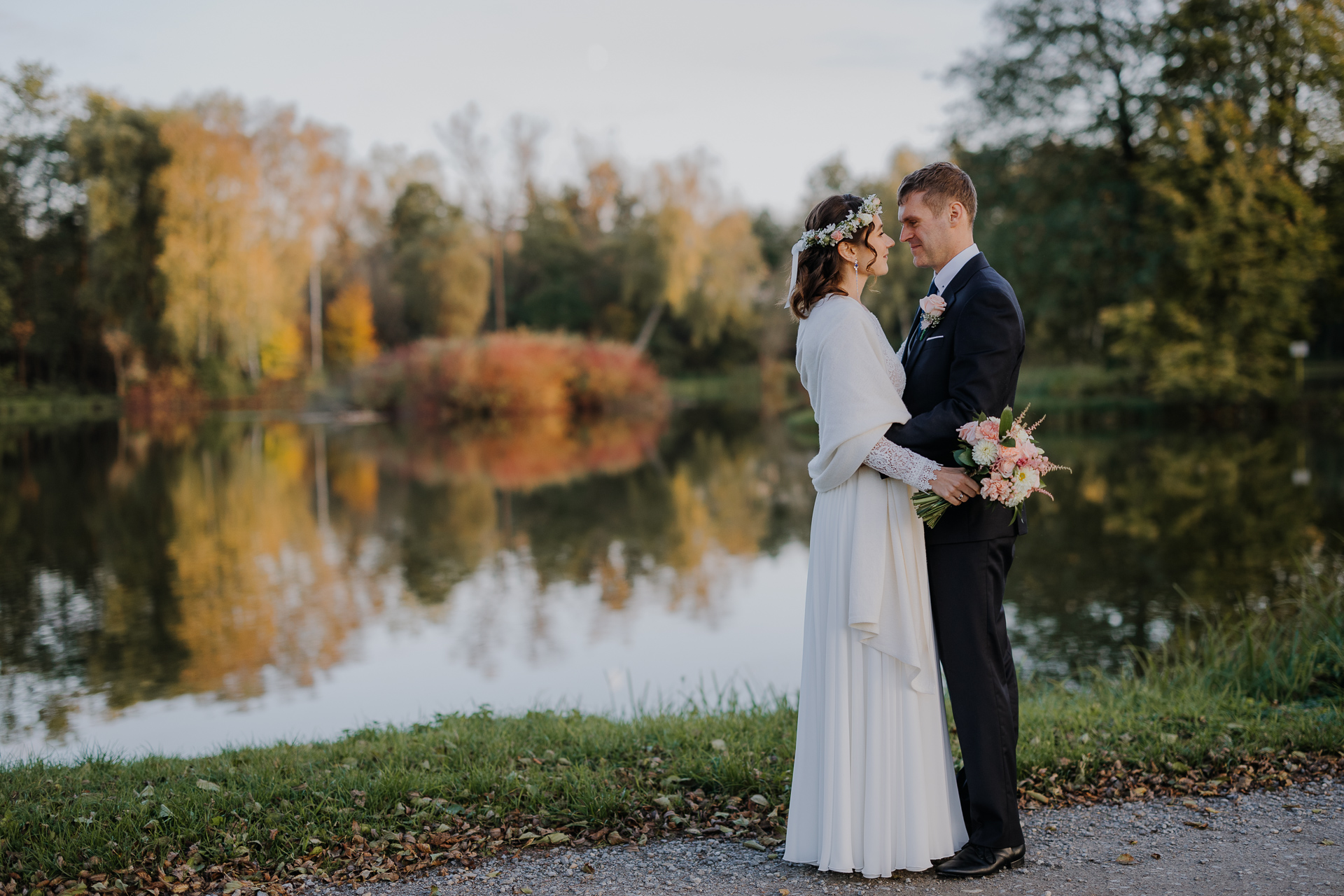 sesja poślubna pary młodej w dniu ślubu przy Dworku nad Rozlewiskiem