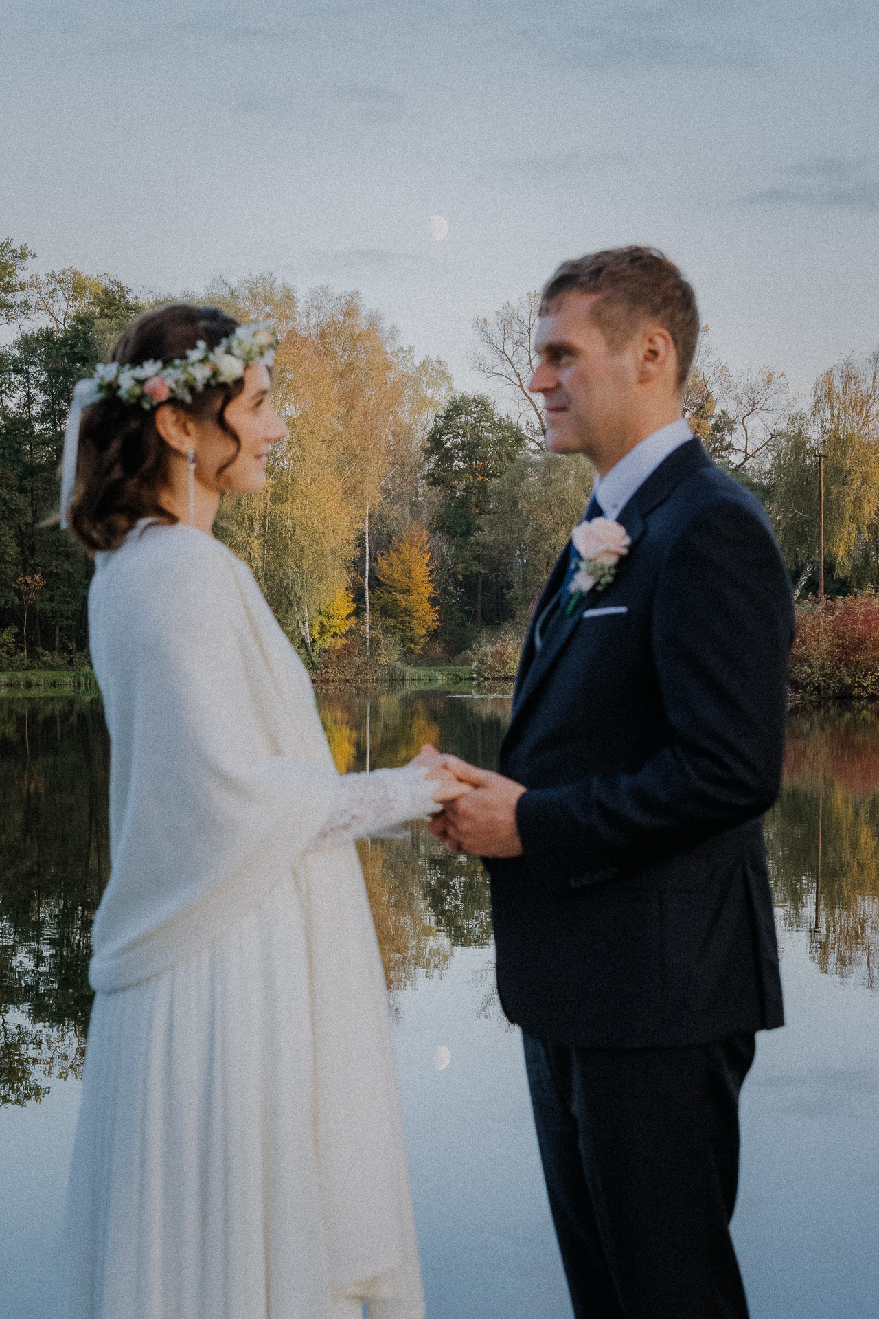 sesja poślubna pary młodej w dniu ślubu przy Dworku nad Rozlewiskiem