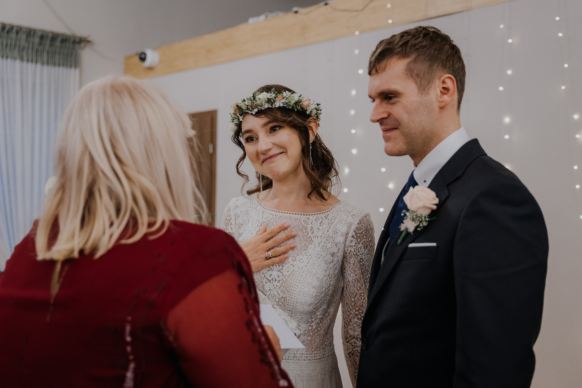 wzruszona panna młoda podczas składania życzeń przez Rodzinę