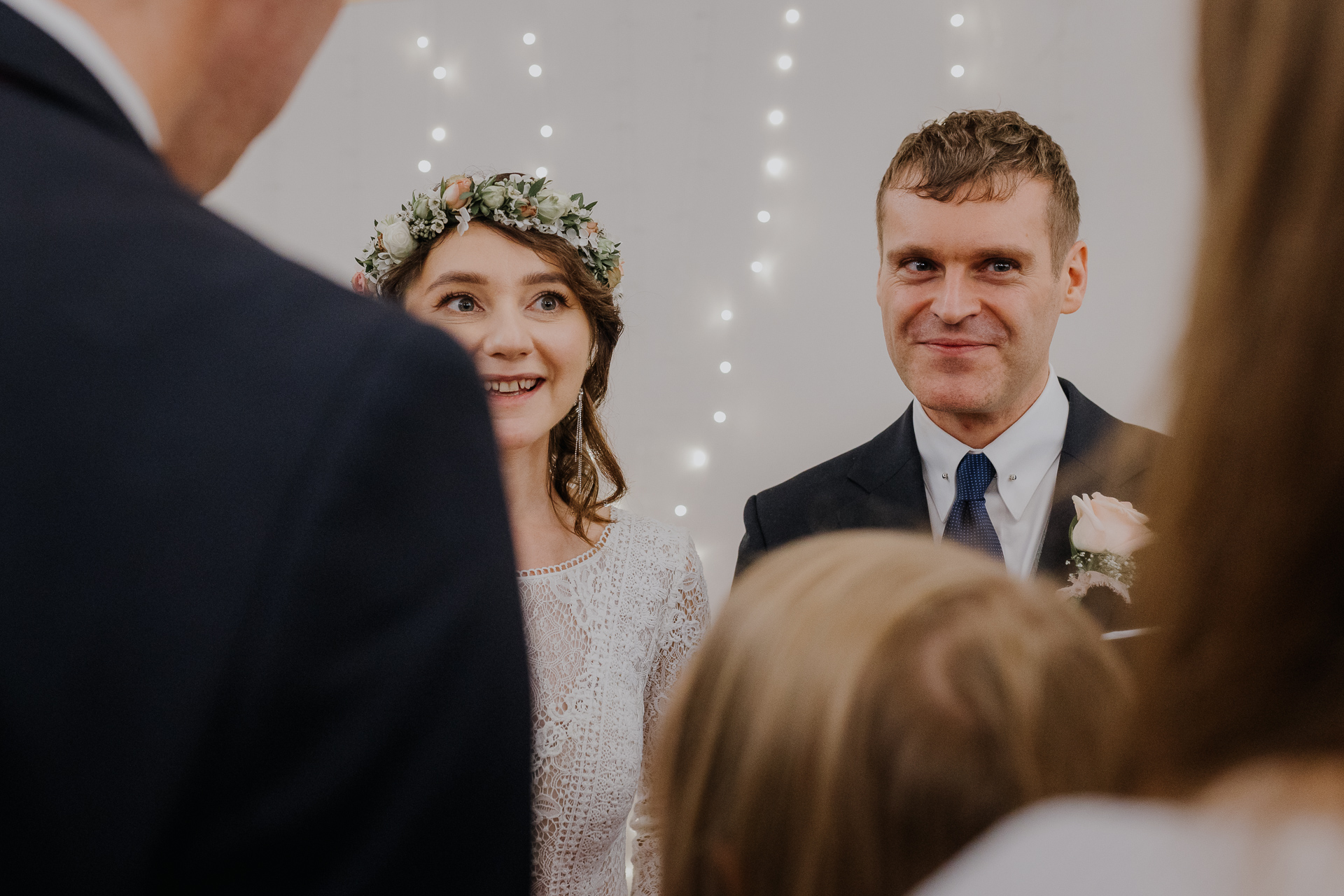 wzruszeni państwo młodzi podczas składania życzeń przez gości weselnych