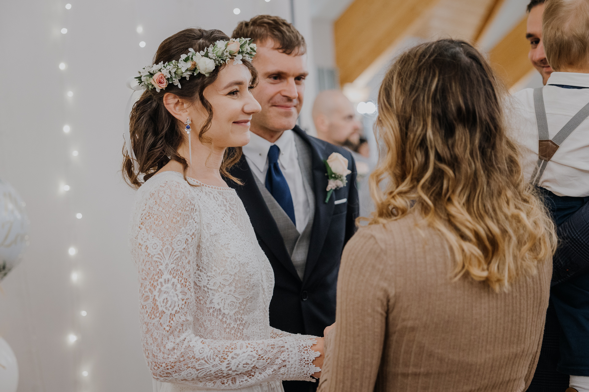 wzruszona panna młoda podczas składania życzeń przez Rodzinę