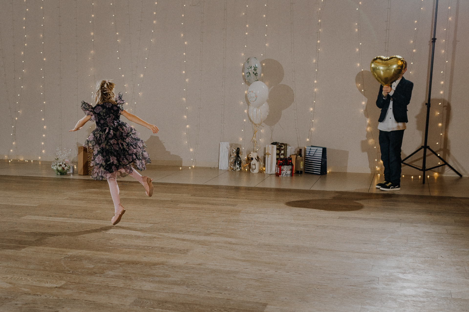 dzieci na sali weselnej